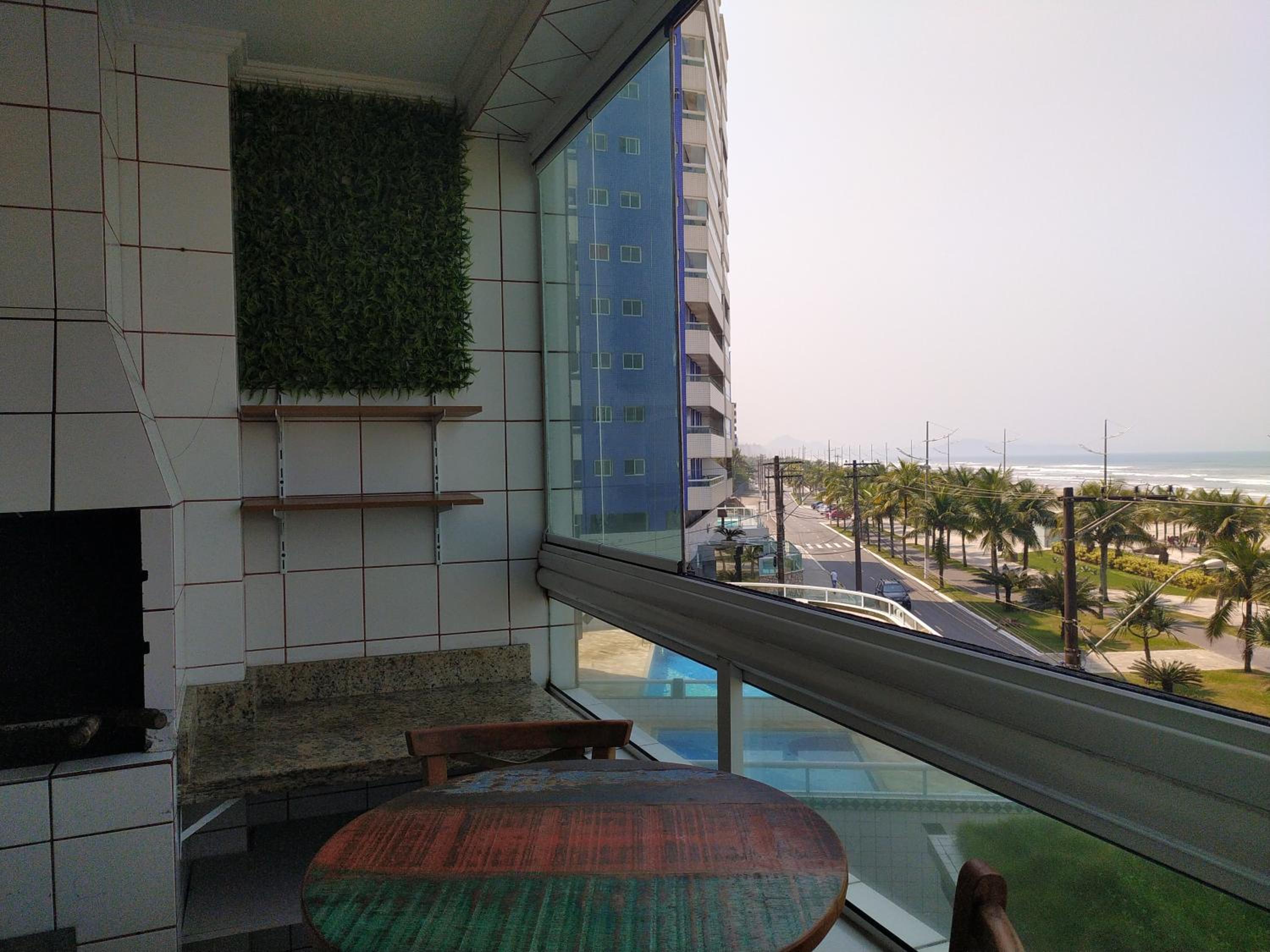 Apto. (pé na areia) com Churrasqueira na sacada