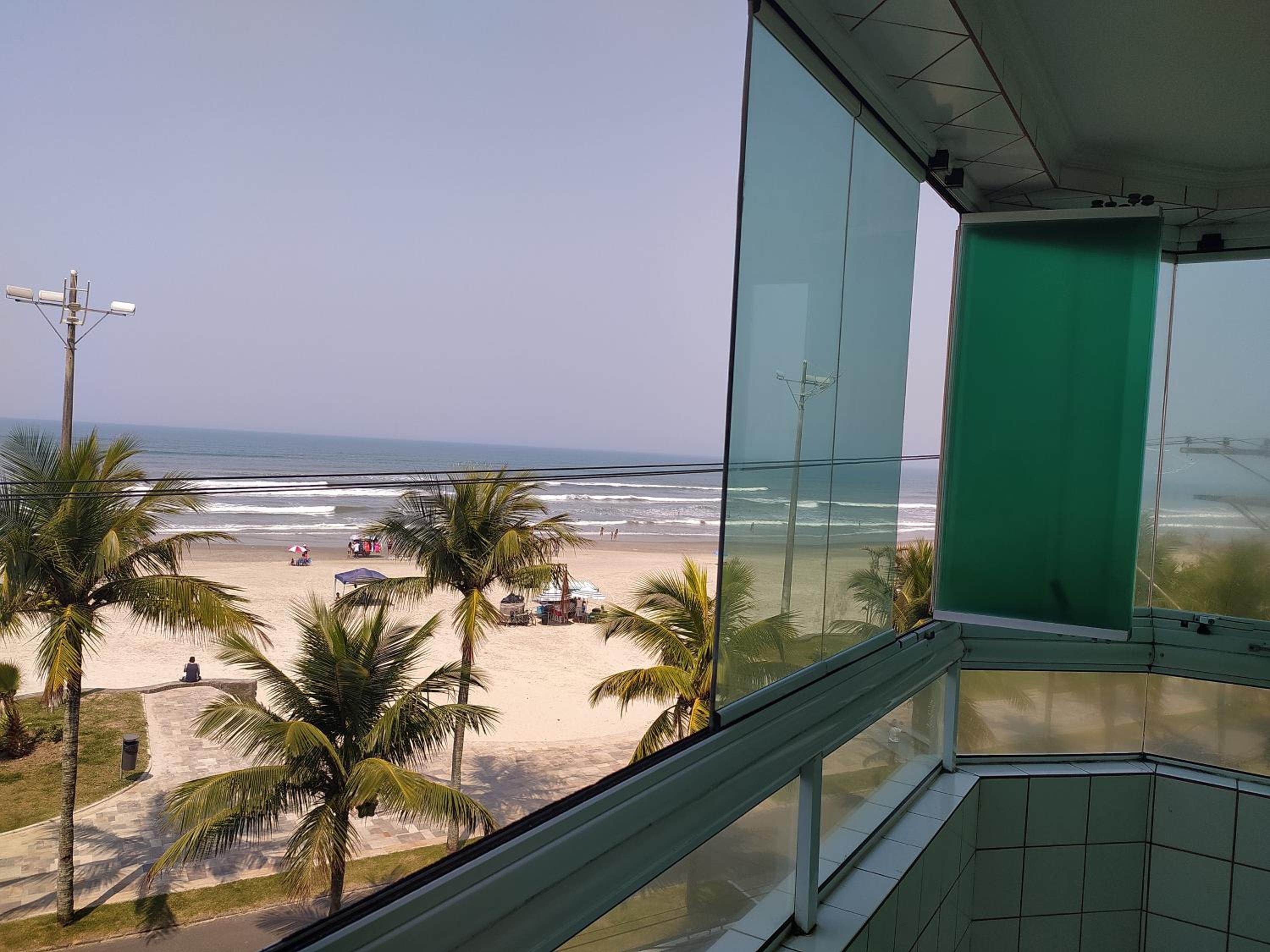 Apto. (pé na areia) com Churrasqueira na sacada