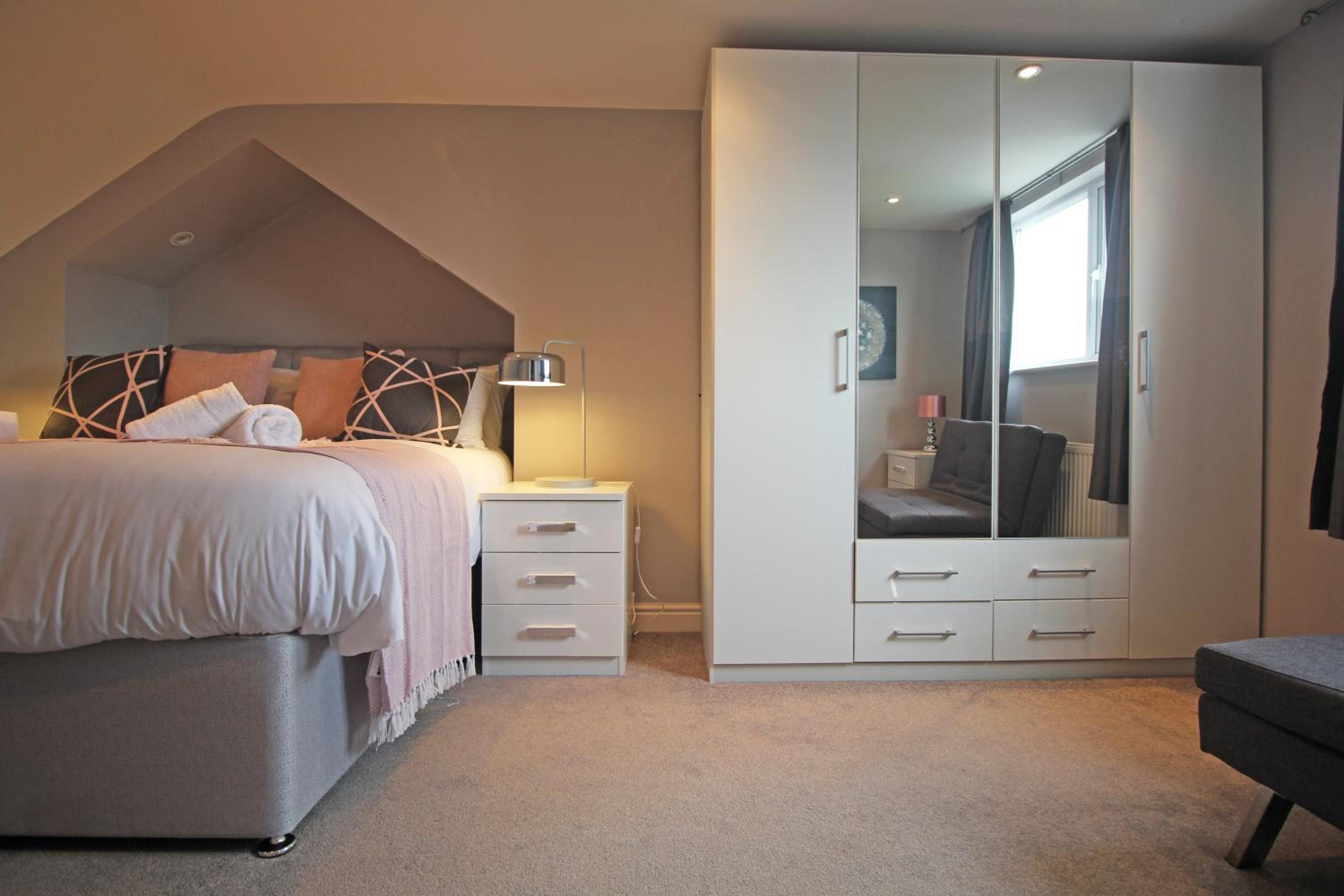 Queens Road - Luxury Spacious Home in Chester