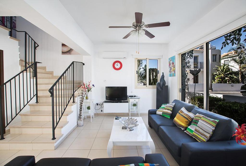 Villa Foros Dyo - Modern 3 Bedroom Pernera Villa with Pool - Close to all Amenities