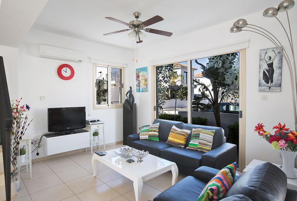 Villa Foros Dyo - Modern 3 Bedroom Pernera Villa with Pool - Close to all Amenities