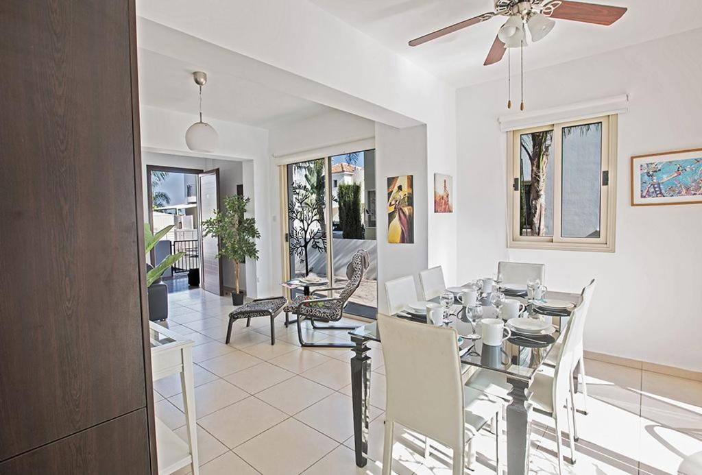 Villa Foros Dyo - Modern 3 Bedroom Pernera Villa with Pool - Close to all Amenities
