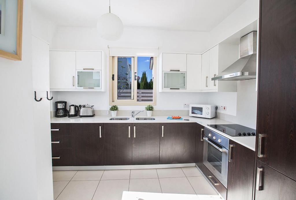 Villa Foros Dyo - Modern 3 Bedroom Pernera Villa with Pool - Close to all Amenities