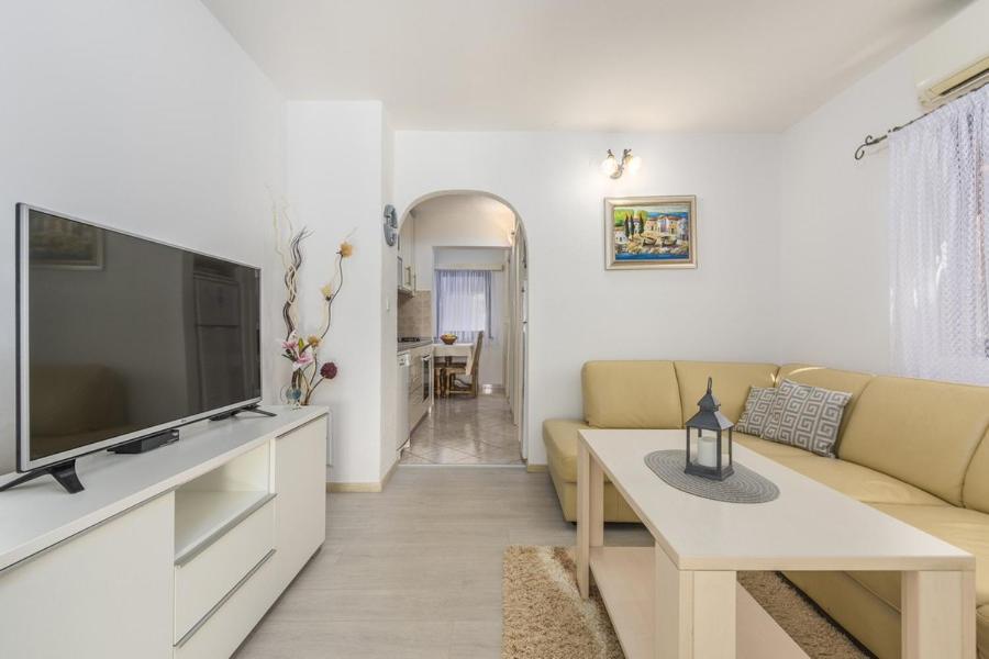 Meressa Leonardo Apartment