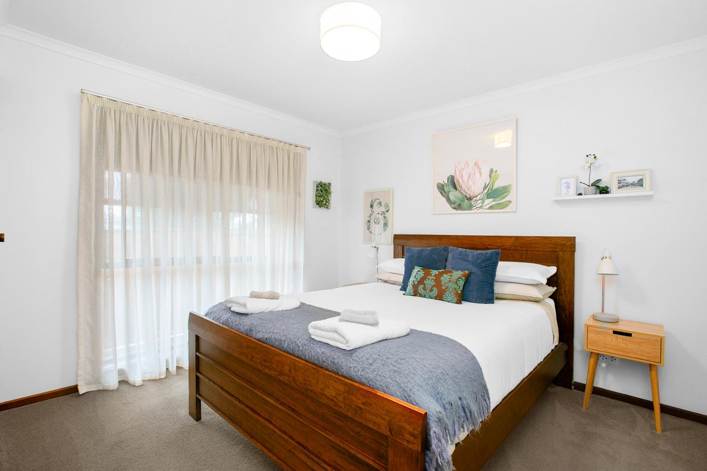 Cosy Cottage 2BR, NETFLIX, Private Garden Terrace view 5