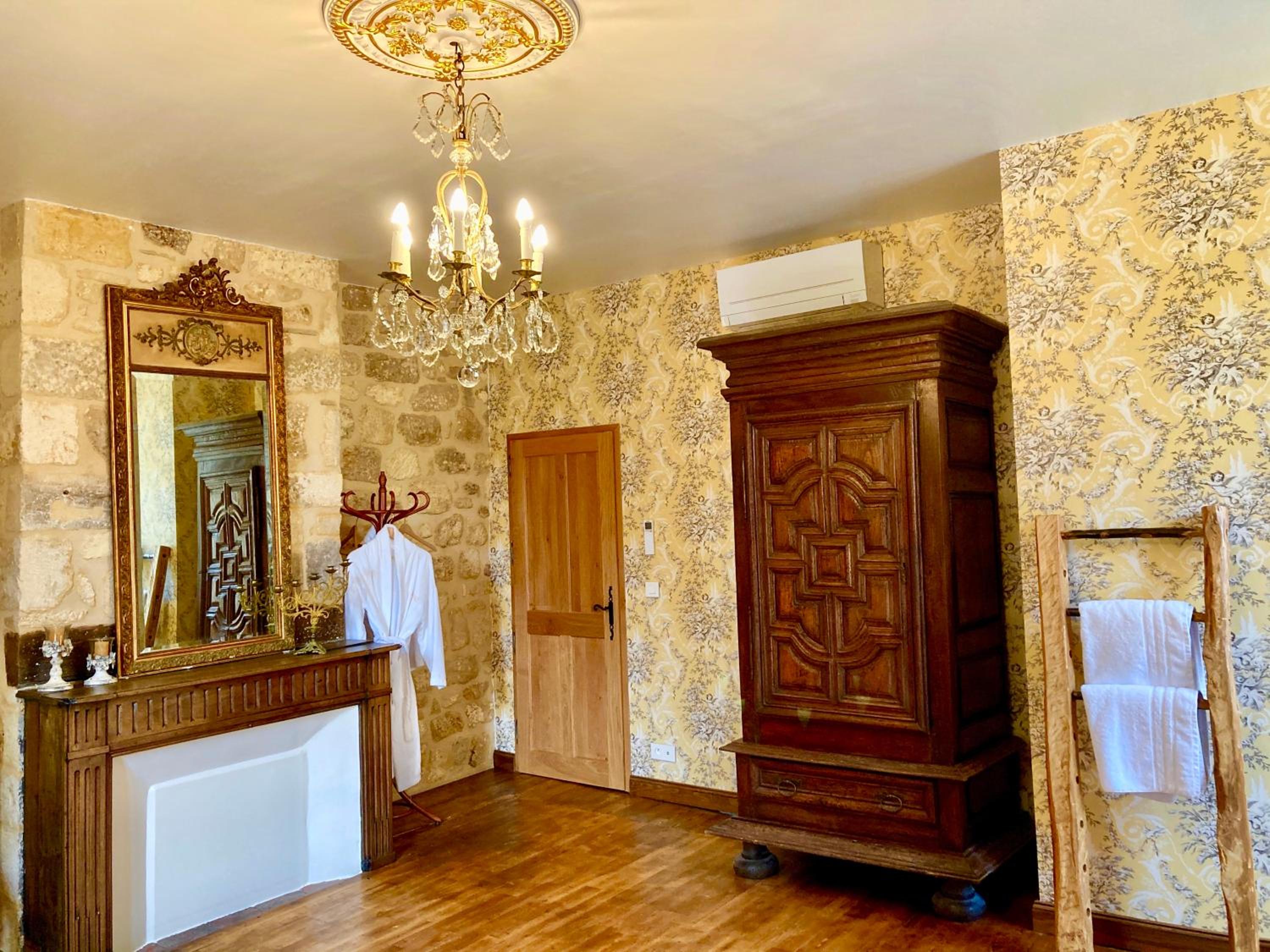 The Little Cousins of Quebec - Guest Rooms in Domme