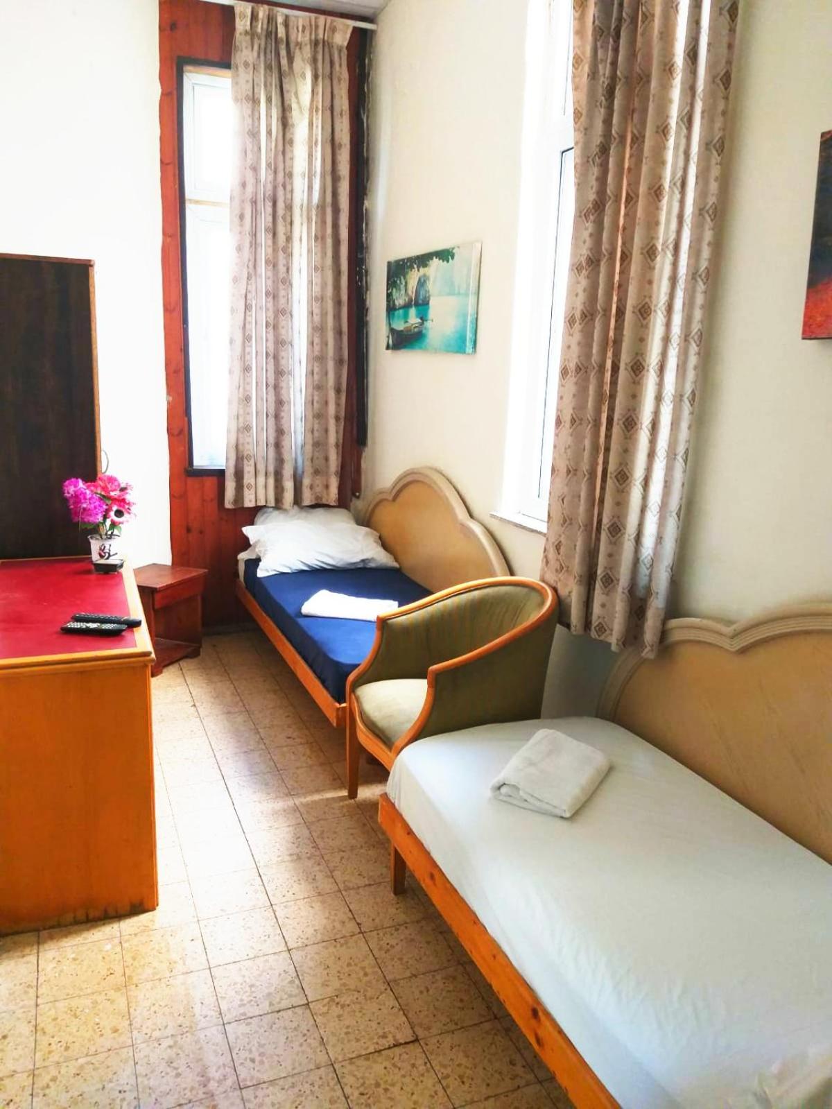 Momo's Hostel