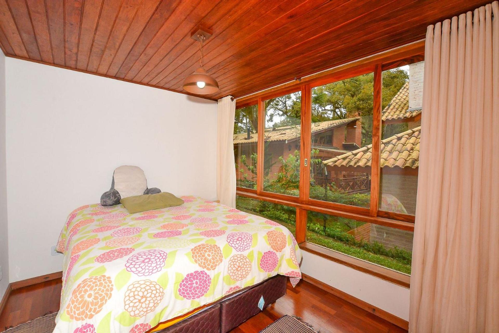 Casa com lareira e área gourmet em Monte Verde