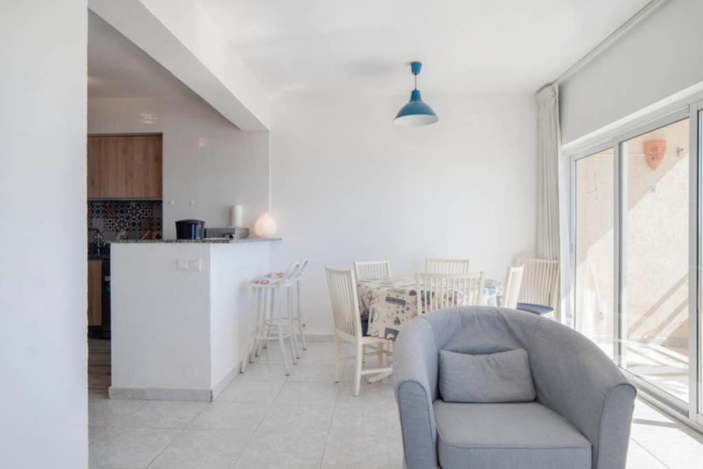 021 - Wonderful Beachfront Apartment with Stunning Sea Views photo 2