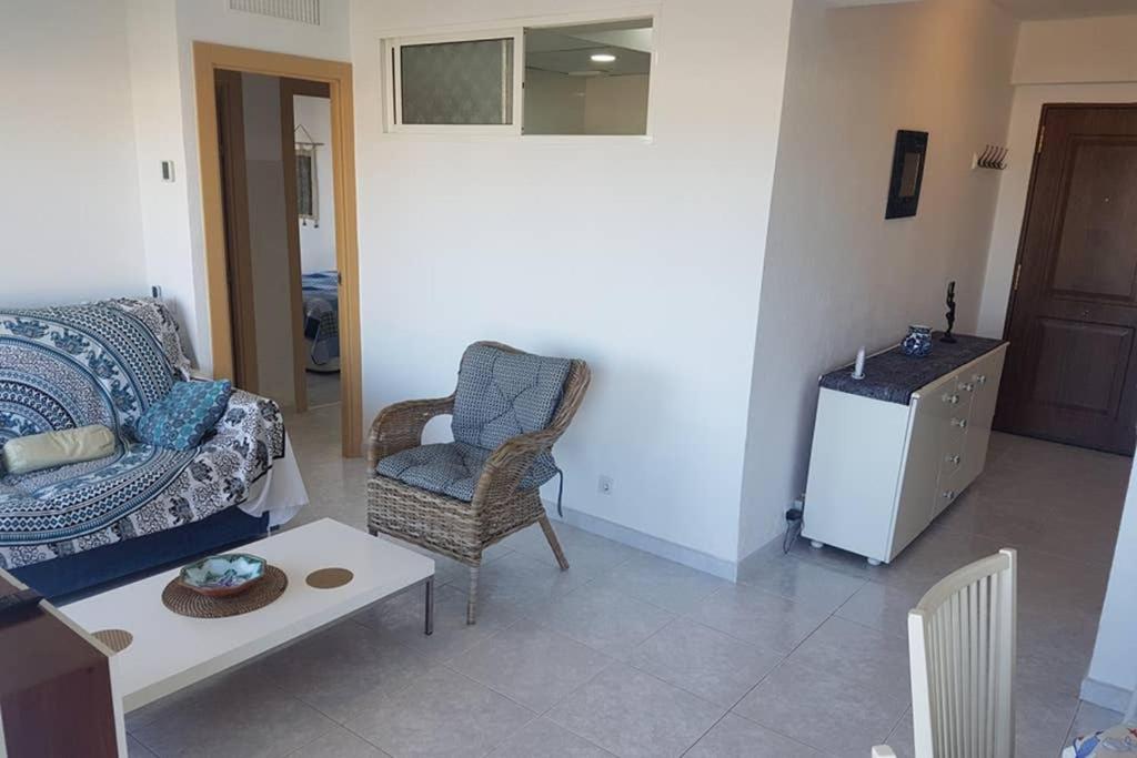 021 - Wonderful Beachfront Apartment with Stunning Sea Views photo 3