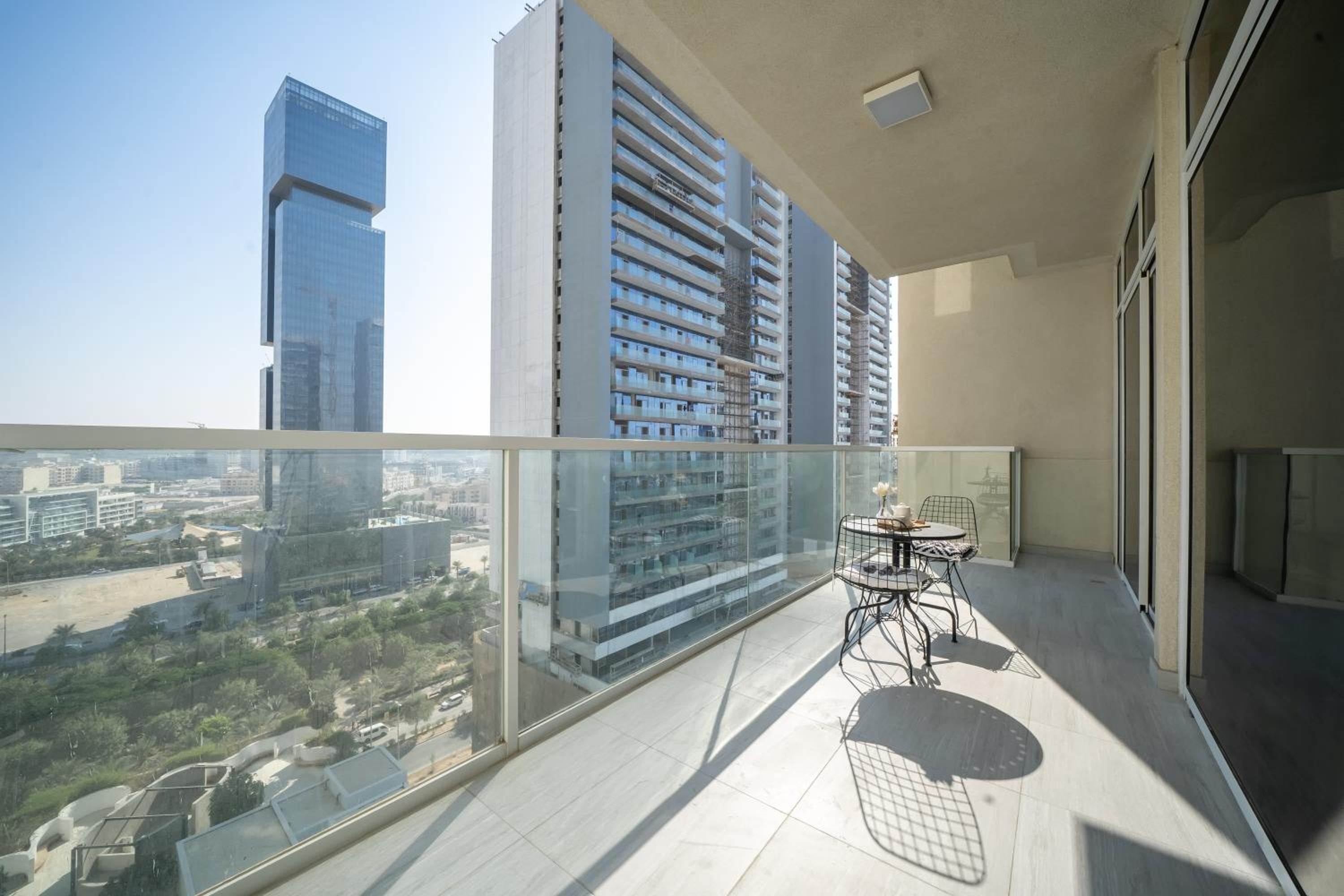 HiGuests - Chic Apartment in JVC with Panoramic City Views