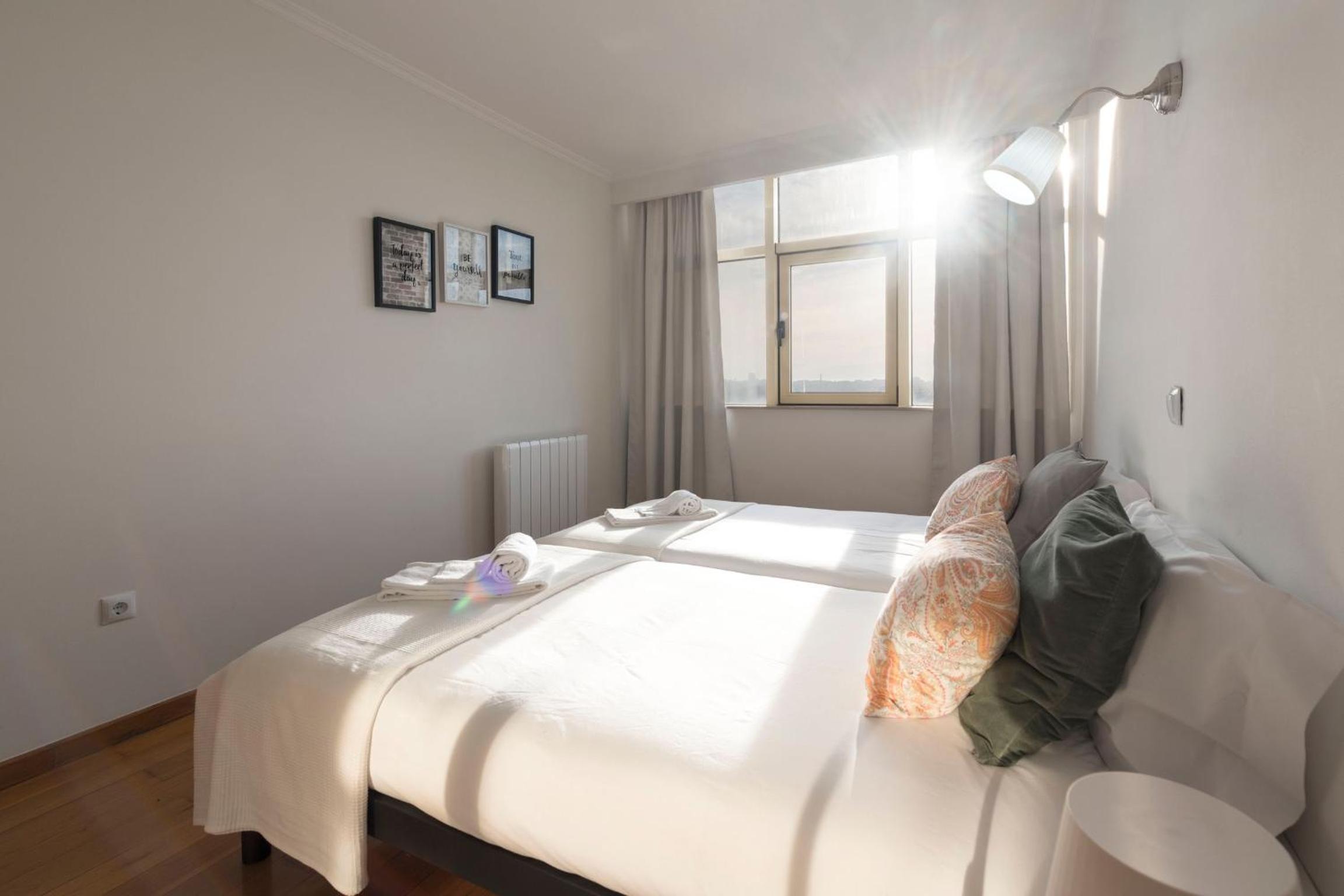 LovelyStay - 1BR Flat with Stunning Views over Porto
