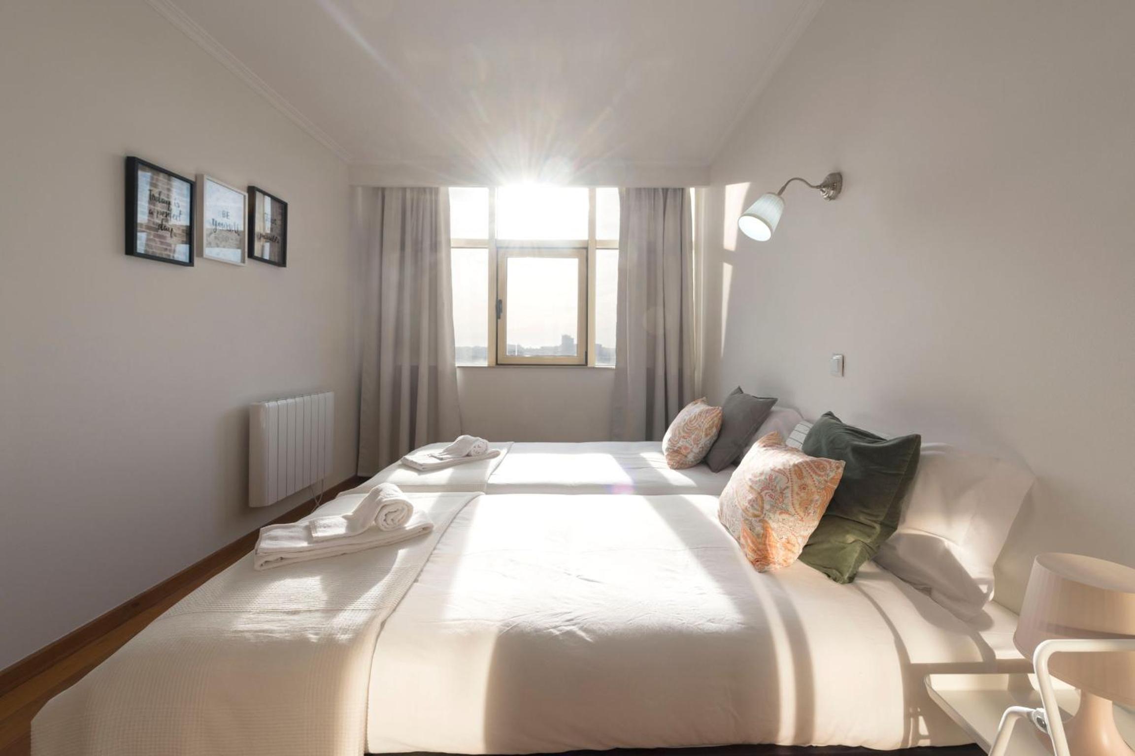 LovelyStay - 1BR Flat with Stunning Views over Porto
