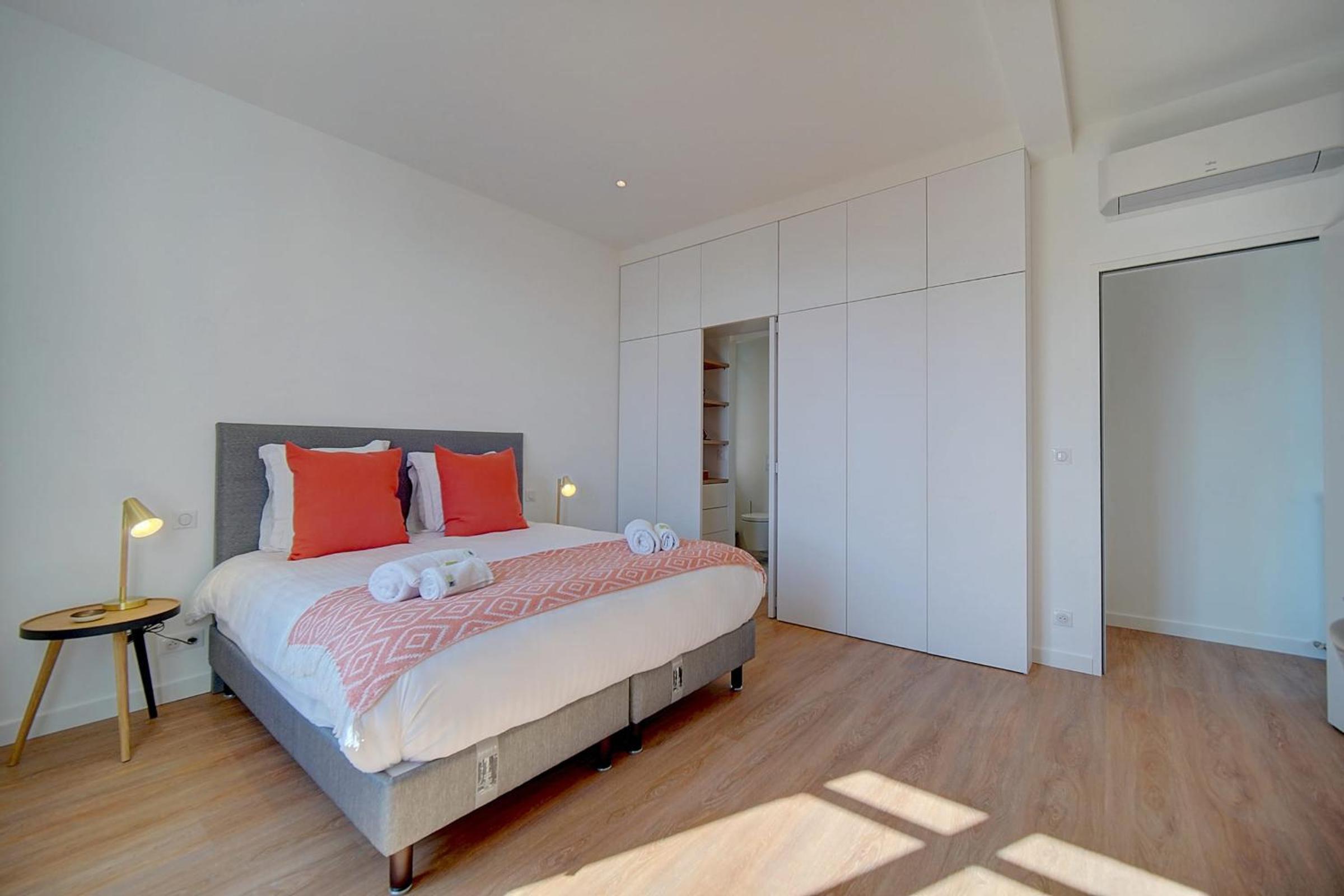 IMMOGROOM - Magnificent 180m duplex apartment - Parking - Air conditioning photo 5