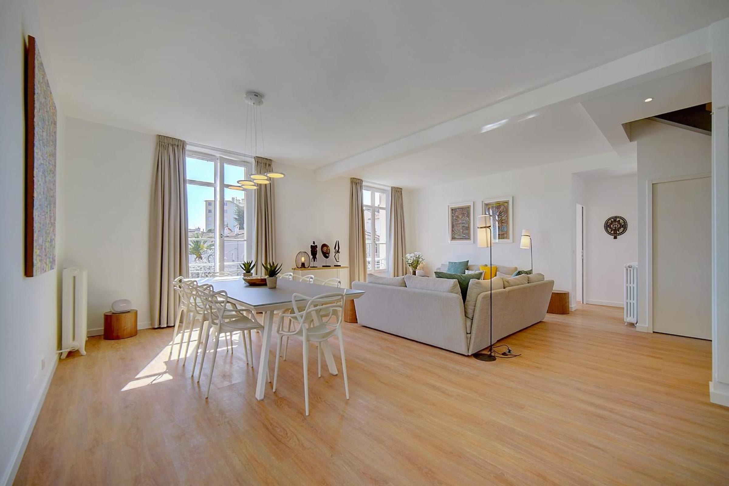 IMMOGROOM - Magnificent 180m duplex apartment - Parking - Air conditioning photo 3