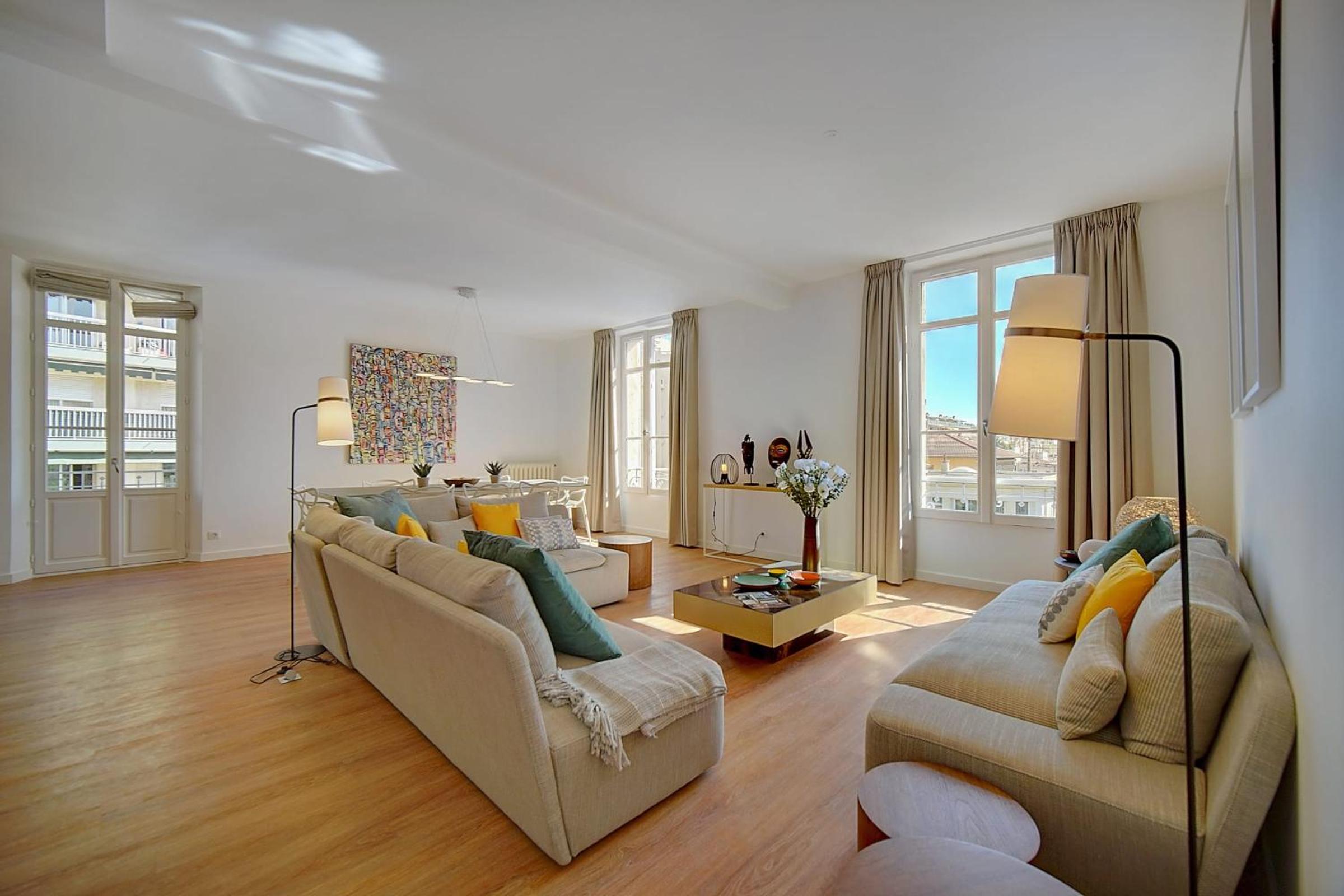 IMMOGROOM - Magnificent 180m duplex apartment - Parking - Air conditioning photo 2