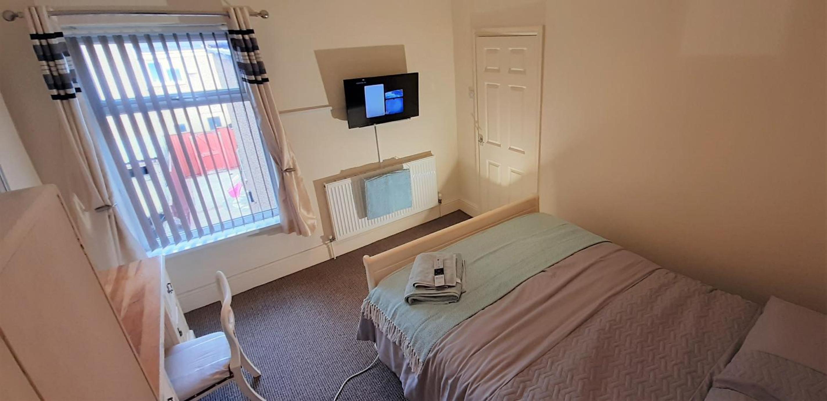 Grimsby-Cleethorpes Sleeps 7