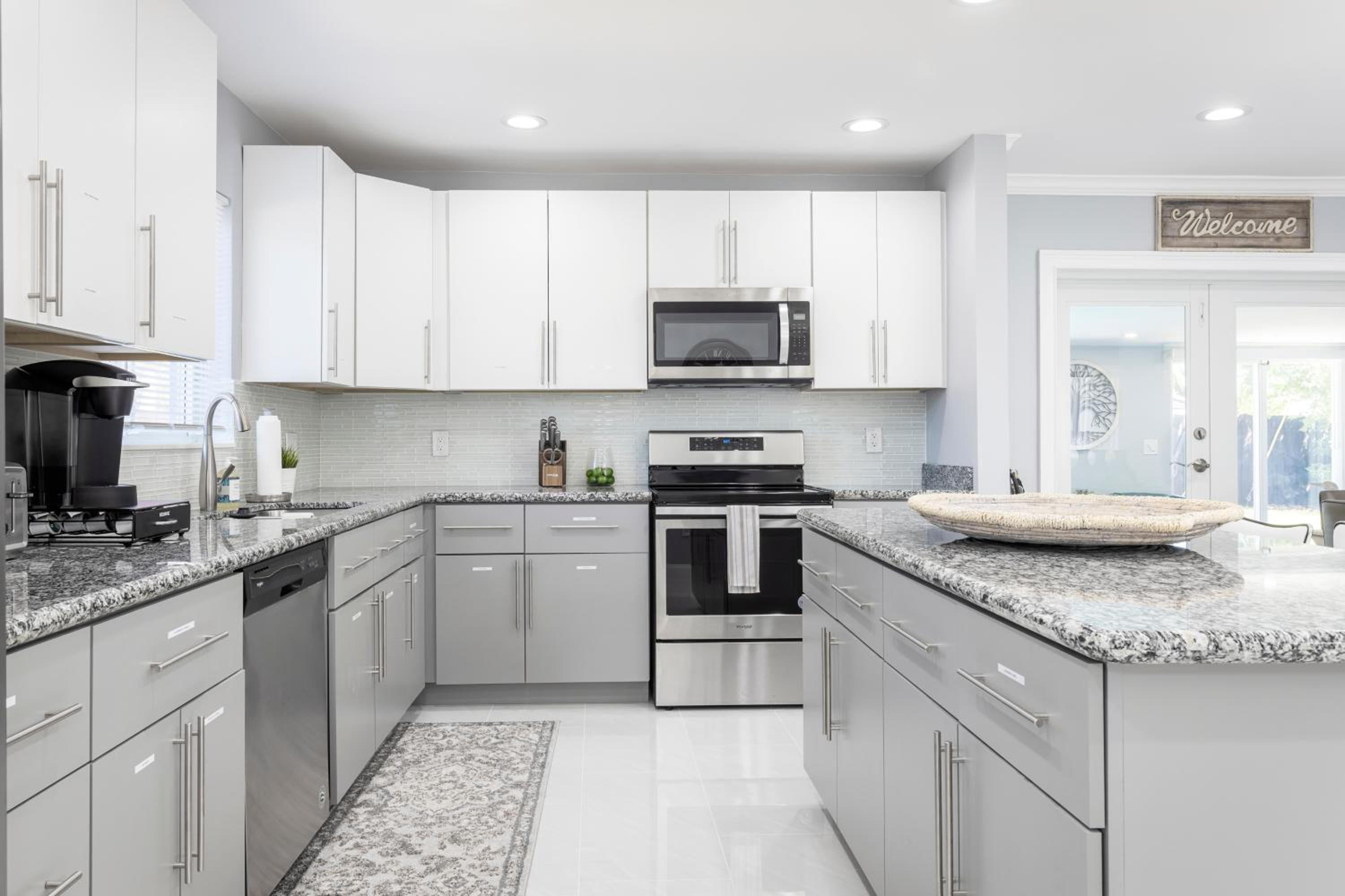 Amazing! 3br 2ba Sofa Bed, Near Beach, Heated Pool, Full Kitchen, WiFI, Patio, BBQ, Private Yard, Peaceful Neighborhood