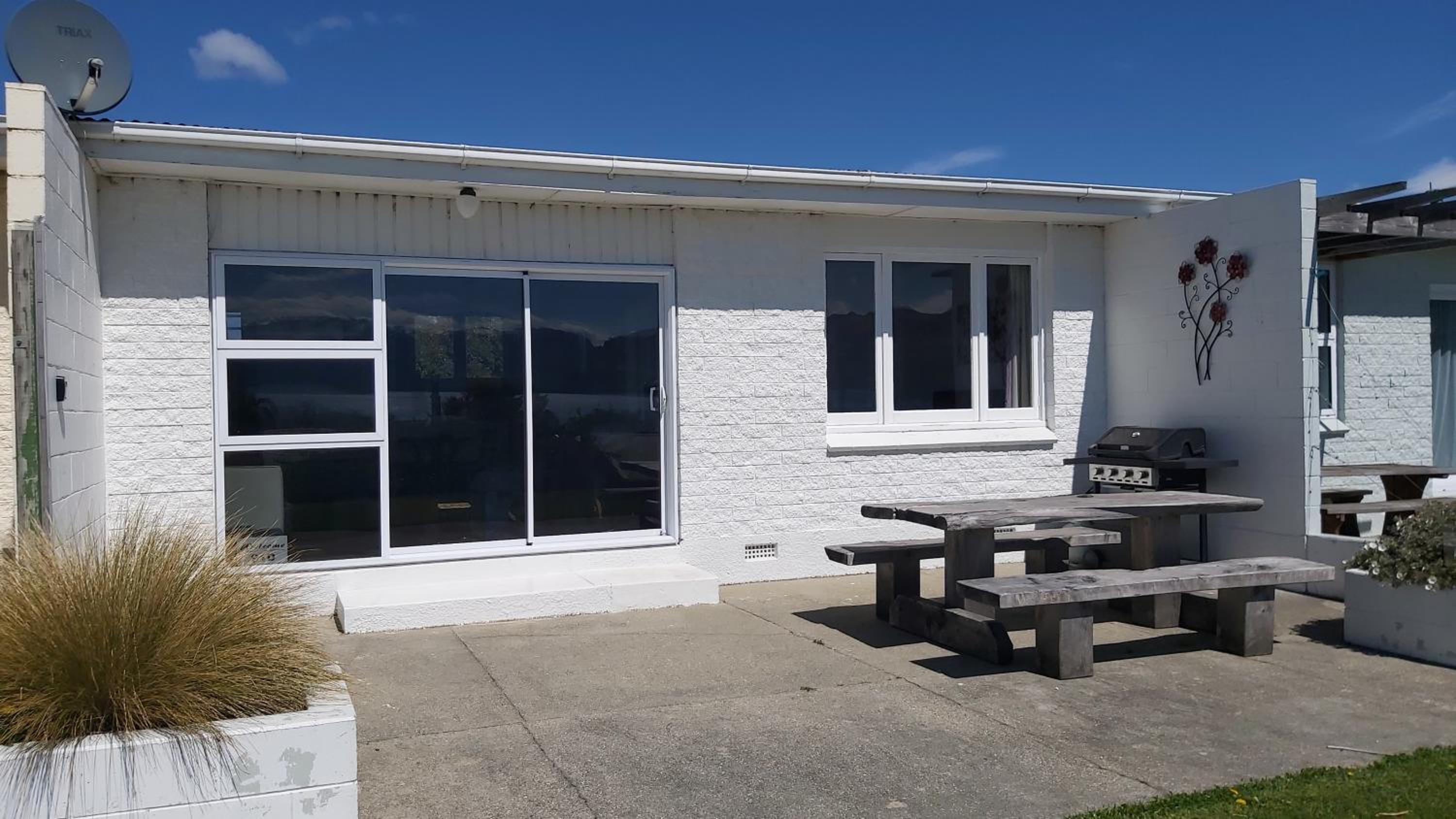 52sq Hawea Apartment, Lake and Mountain views!!