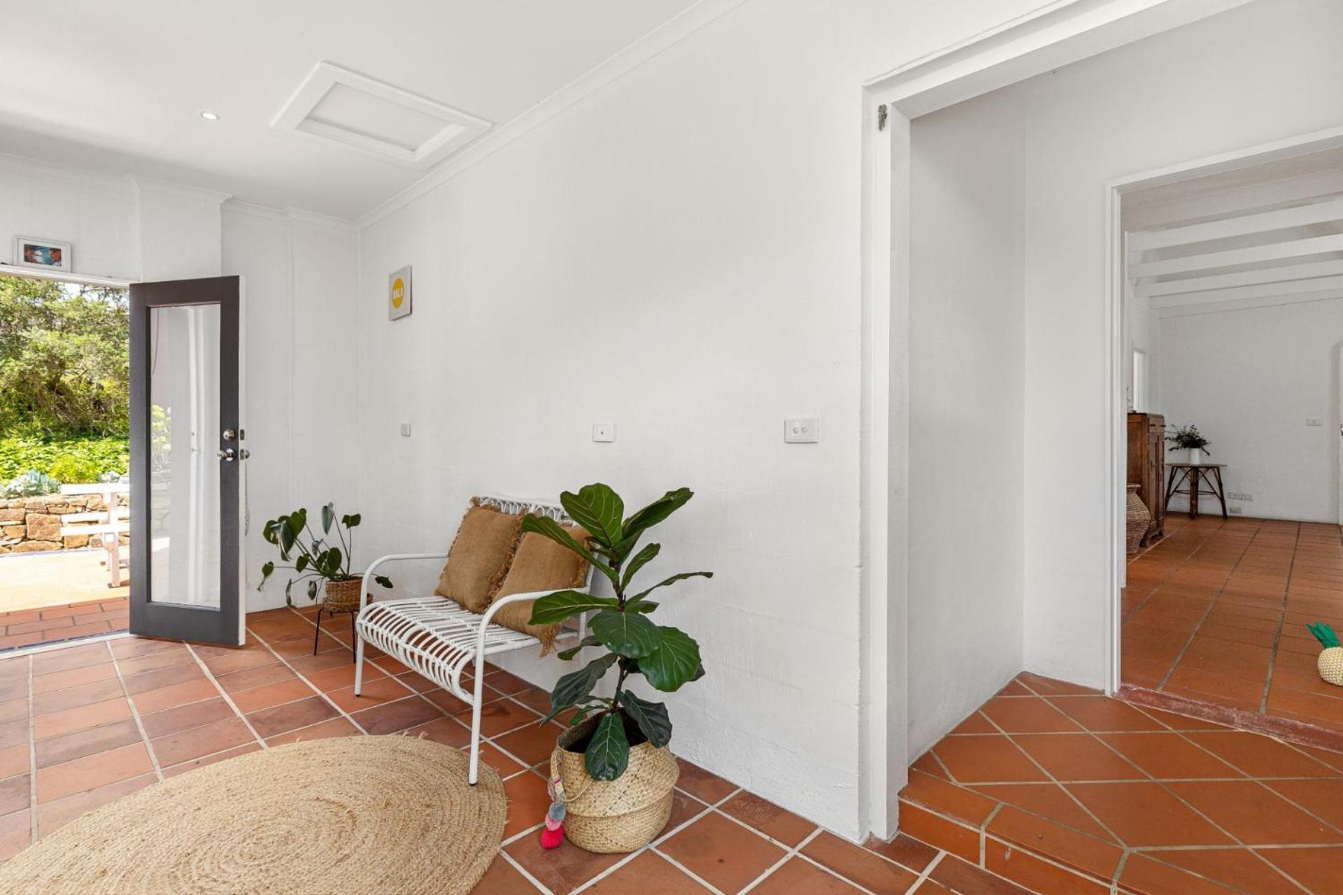 Tuscan style ocean beach escape on the Peninsula only 400m to beach
