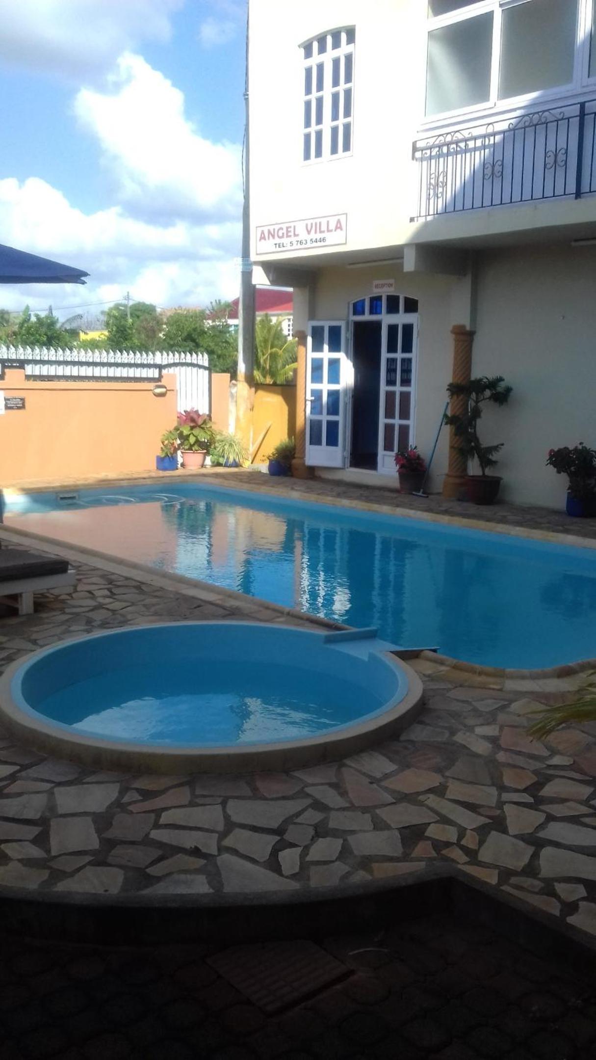 Studio at Pointe aux piments 200 m away from the beach with shared pool balcony and wifi