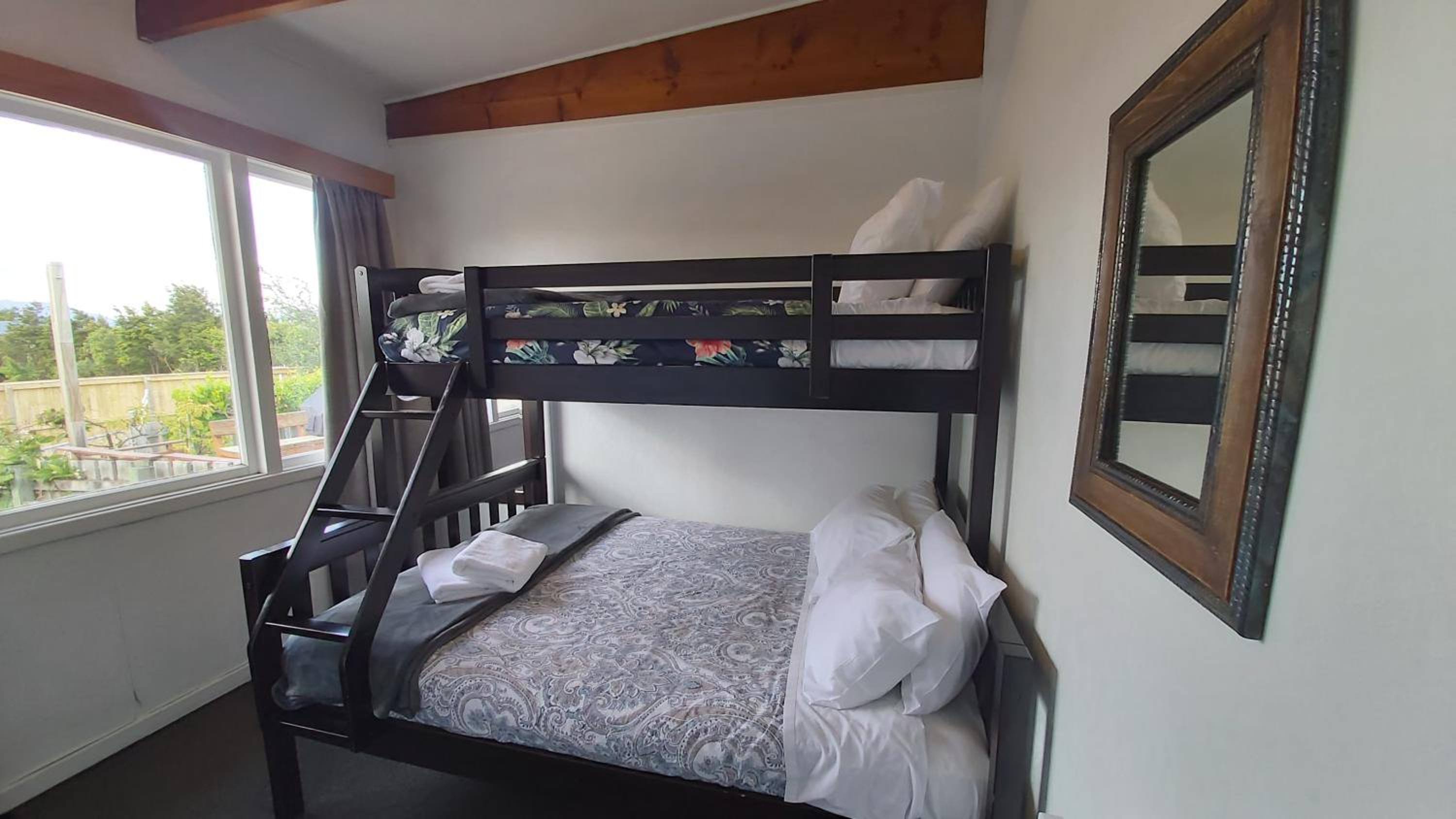 52sq Hawea Apartment, Lake and Mountain views!!