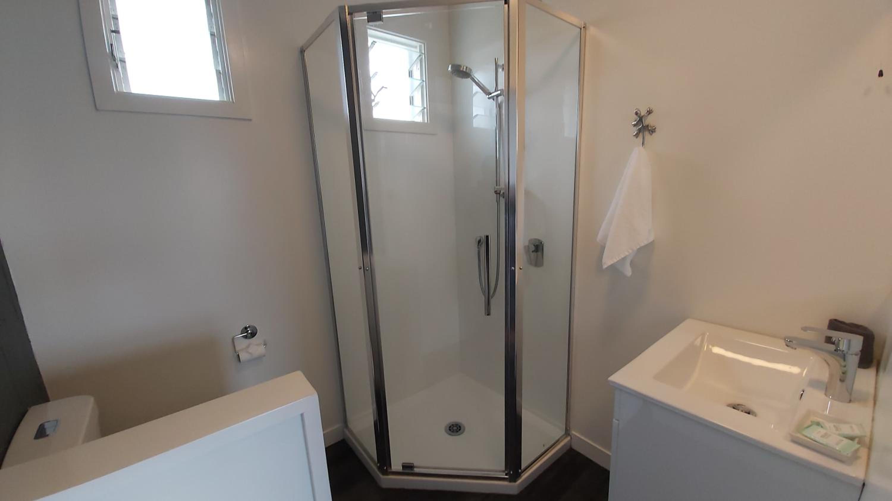 52sq Hawea Apartment, Lake and Mountain views!!