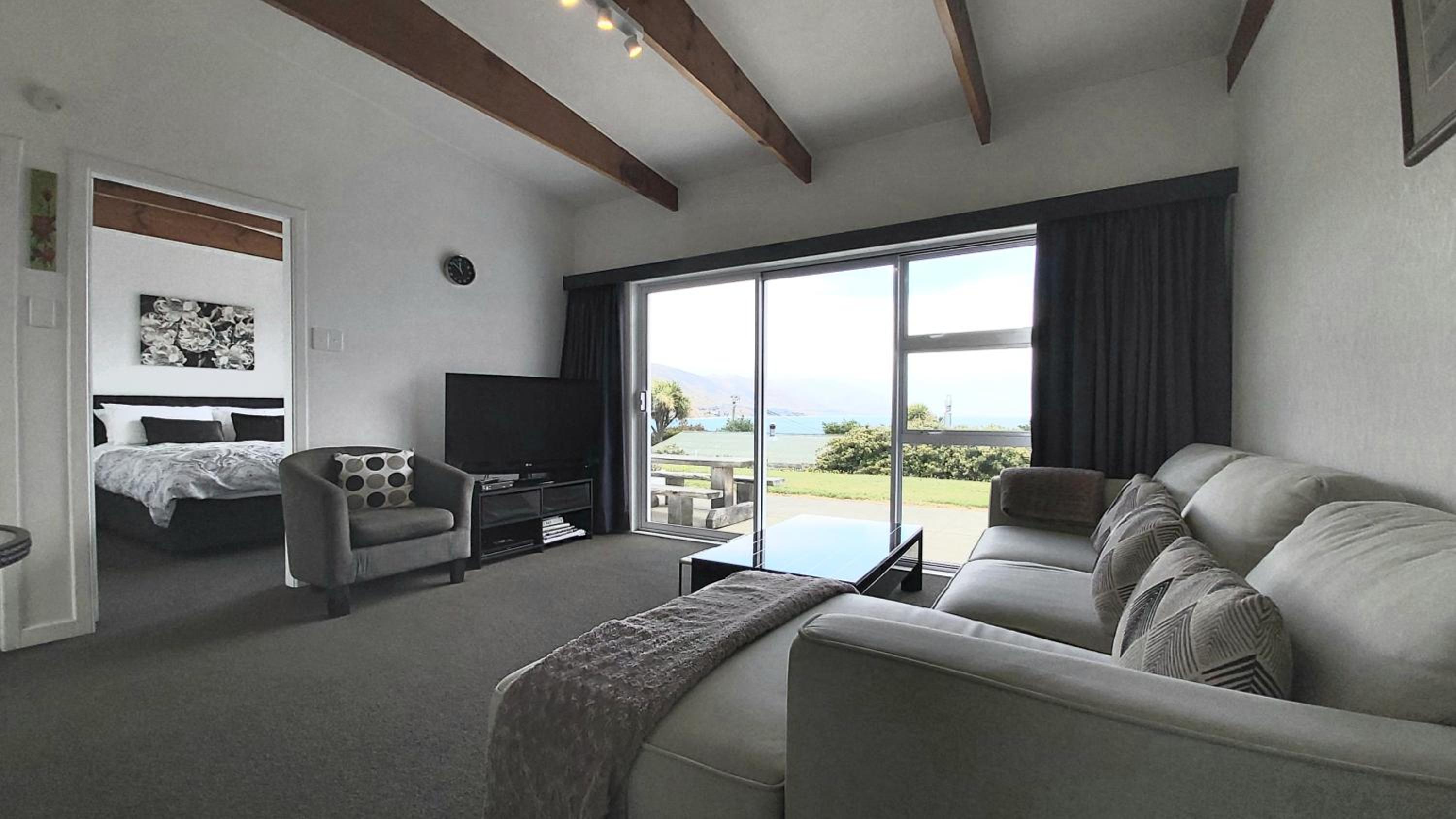 52sq Hawea Apartment, Lake and Mountain views!!
