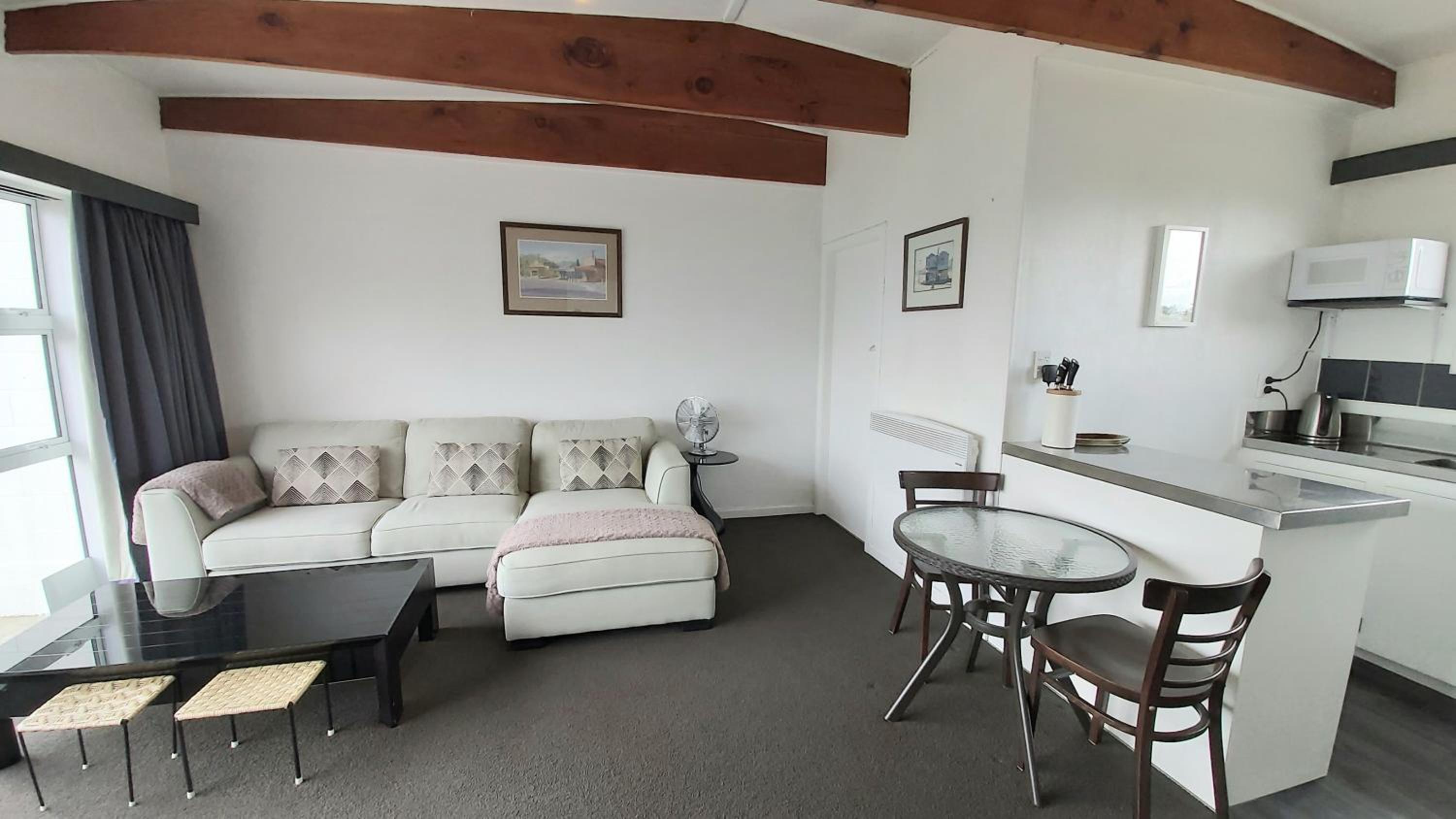 52sq Hawea Apartment, Lake and Mountain views!!
