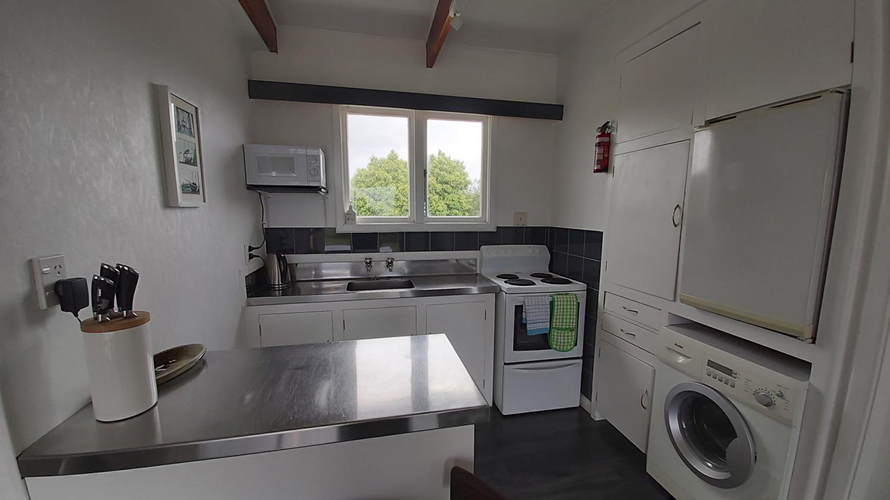 52sq Hawea Apartment, Lake and Mountain views!!
