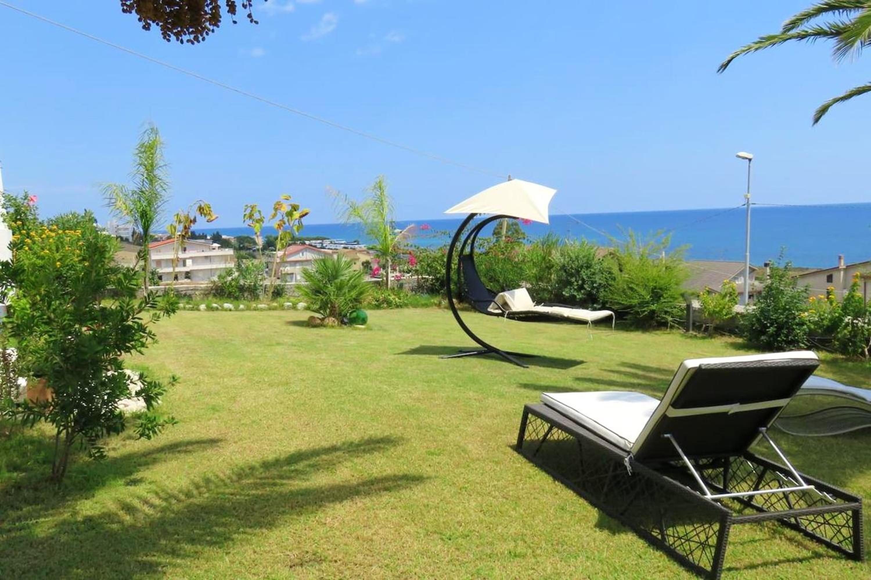 5 bedrooms house at Brancaleone Marina 200 m away from the beach with sea view jacuzzi and enclosed garden photo 4