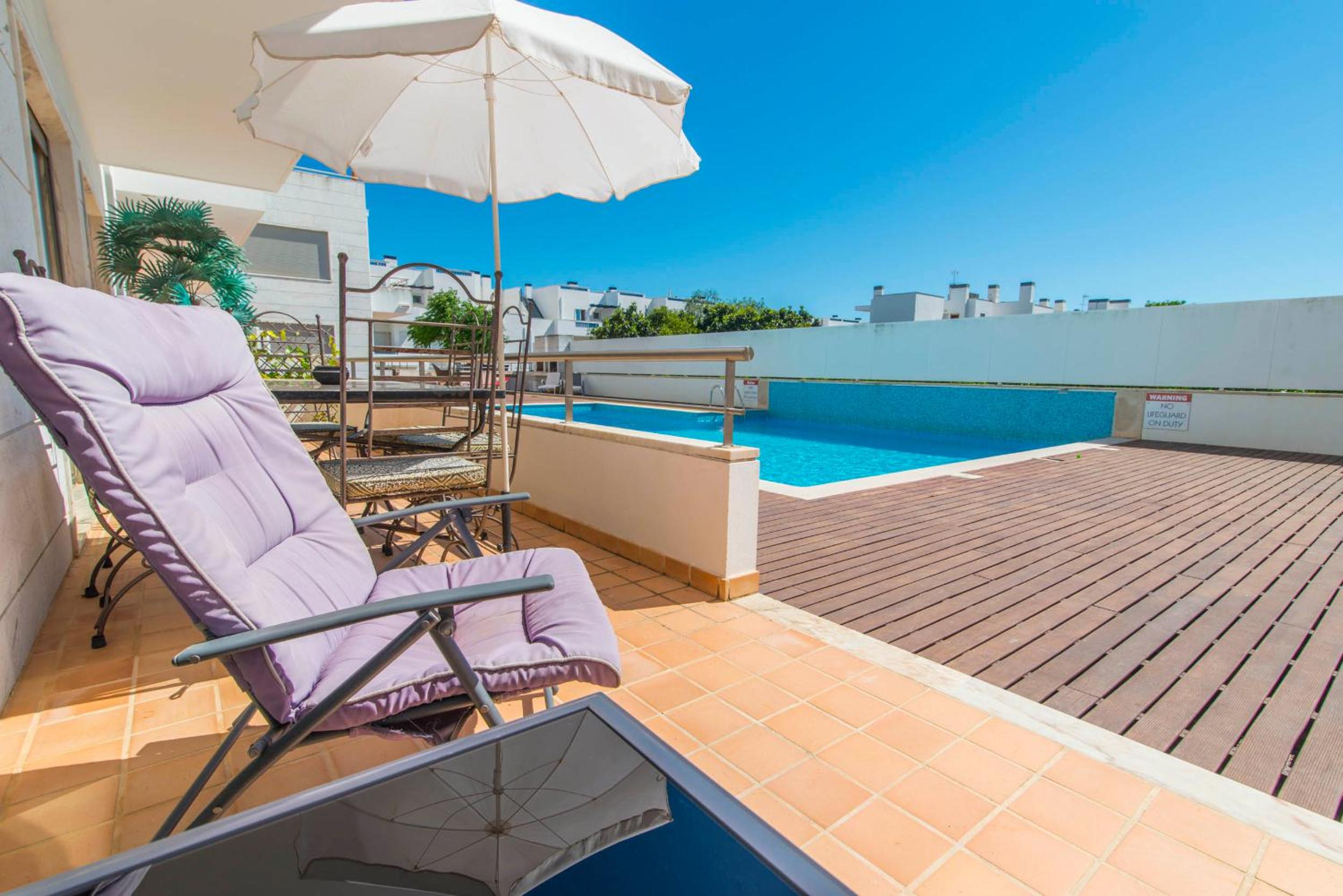 Comfortable and friendly 2BedroomApt with Pool, terrace, Bbq, Ac in Santa Luzia