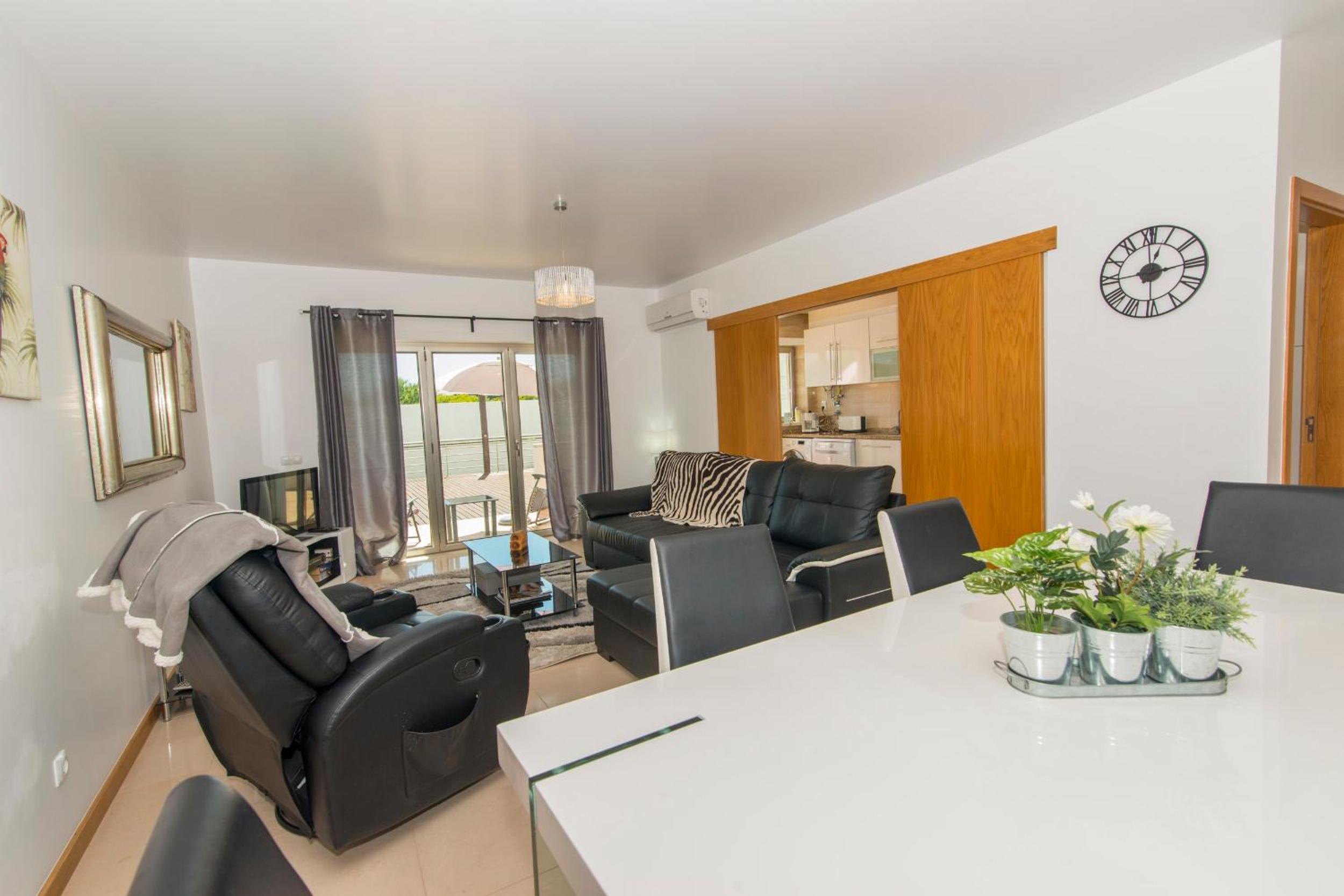 Comfortable and friendly 2BedroomApt with Pool, terrace, Bbq, Ac in Santa Luzia