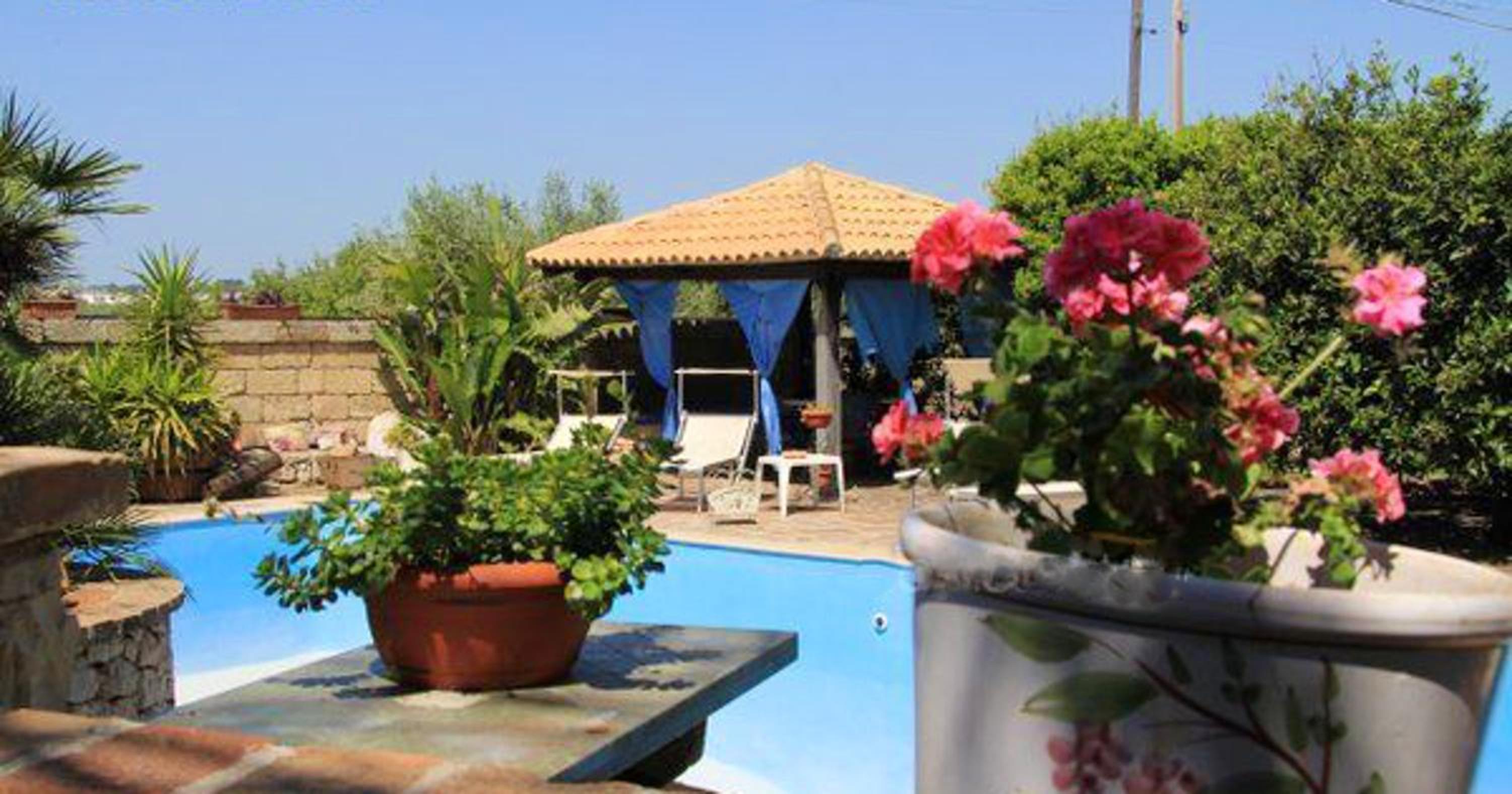 2 bedrooms appartement with shared pool enclosed garden and wifi at Castrignano del Capo 4 km away from the beach