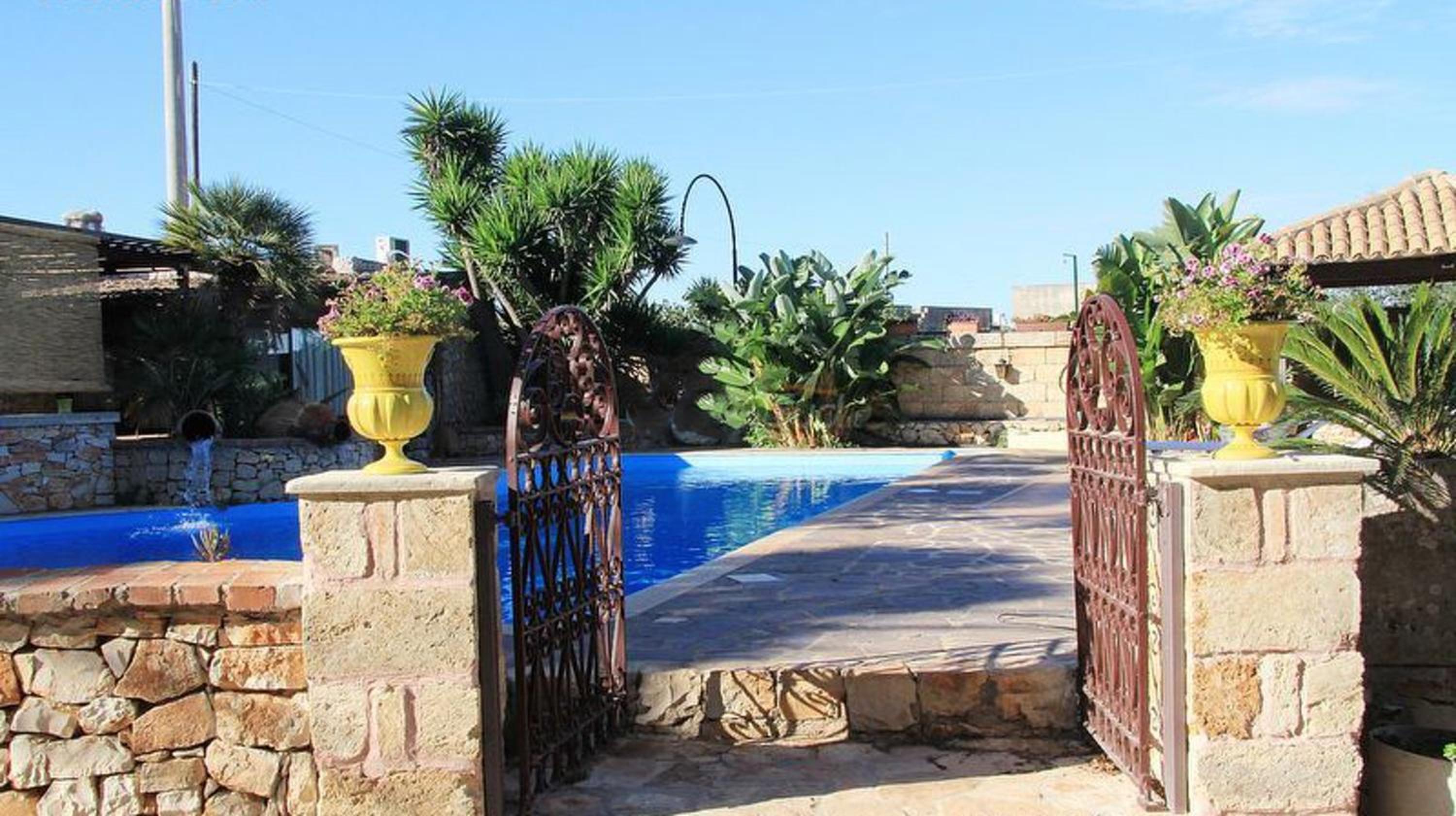 2 bedrooms appartement with shared pool enclosed garden and wifi at Castrignano del Capo 4 km away from the beach