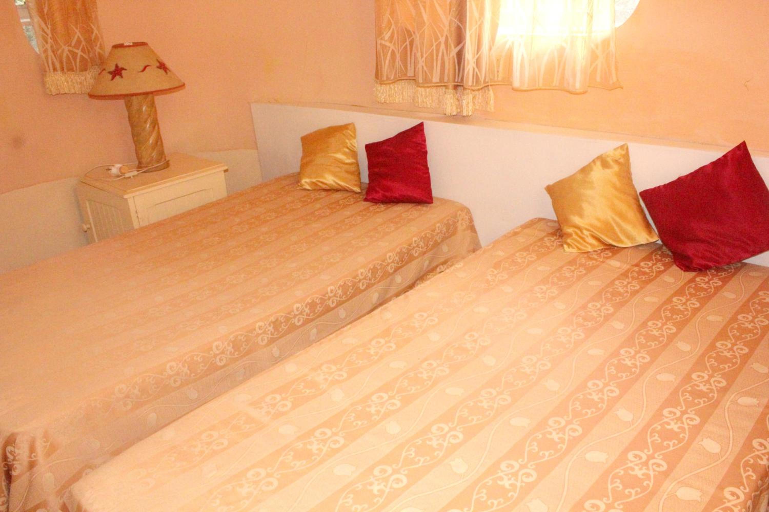 2 bedrooms appartement at Pereybere 200 m away from the beach with enclosed garden