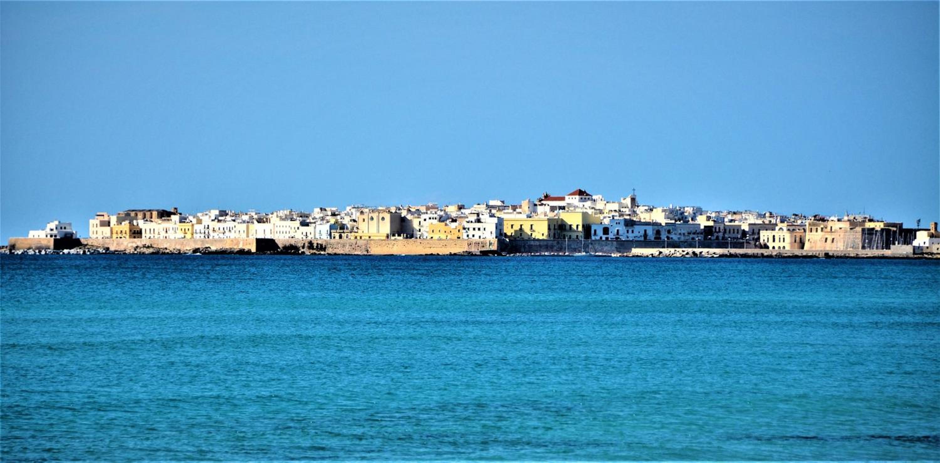 2 bedrooms appartement with sea view shared pool and enclosed garden at Gallipoli