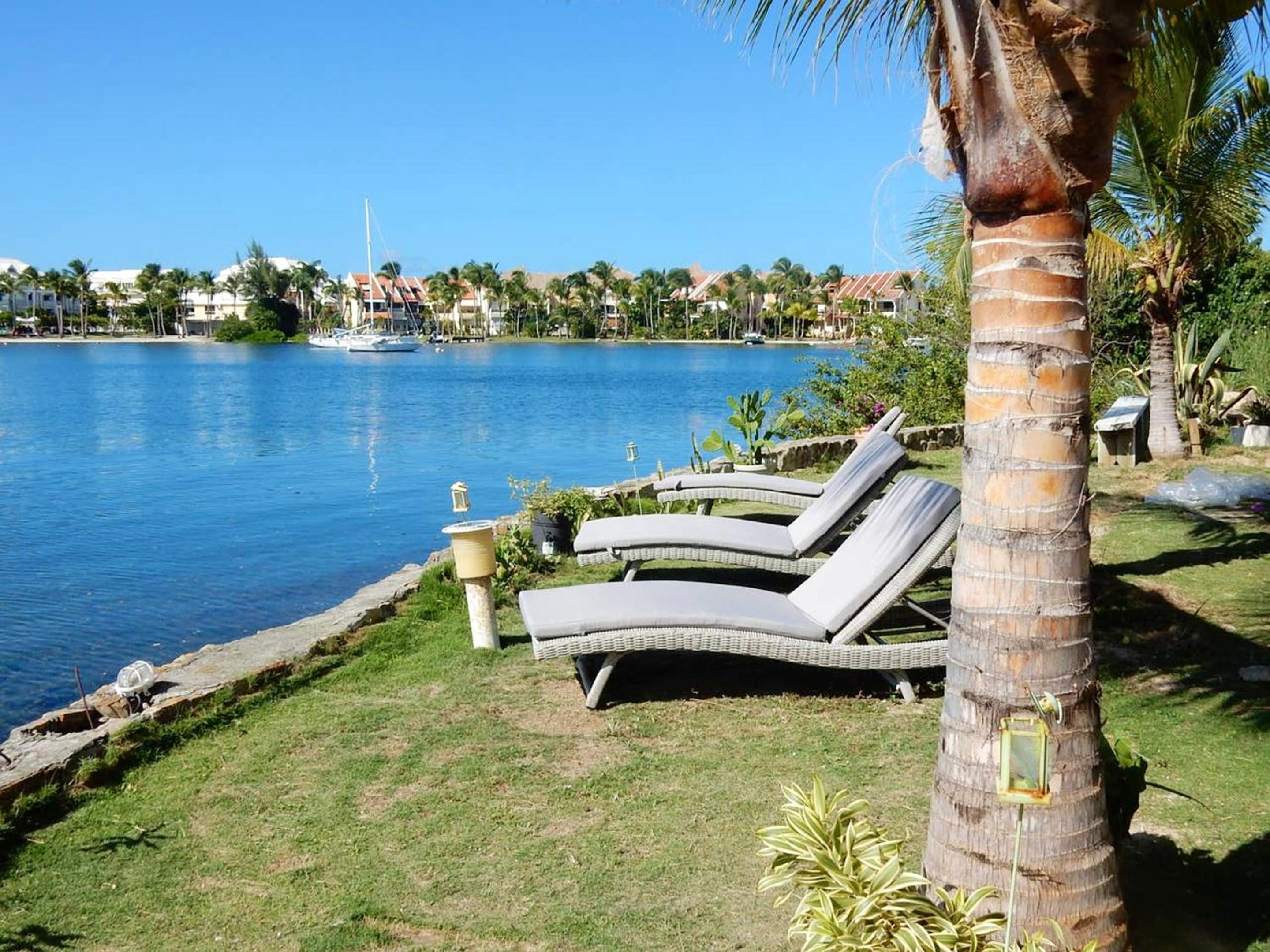 One bedroom house at Saint Martin 100 m away from the beach with sea view garden and wifi