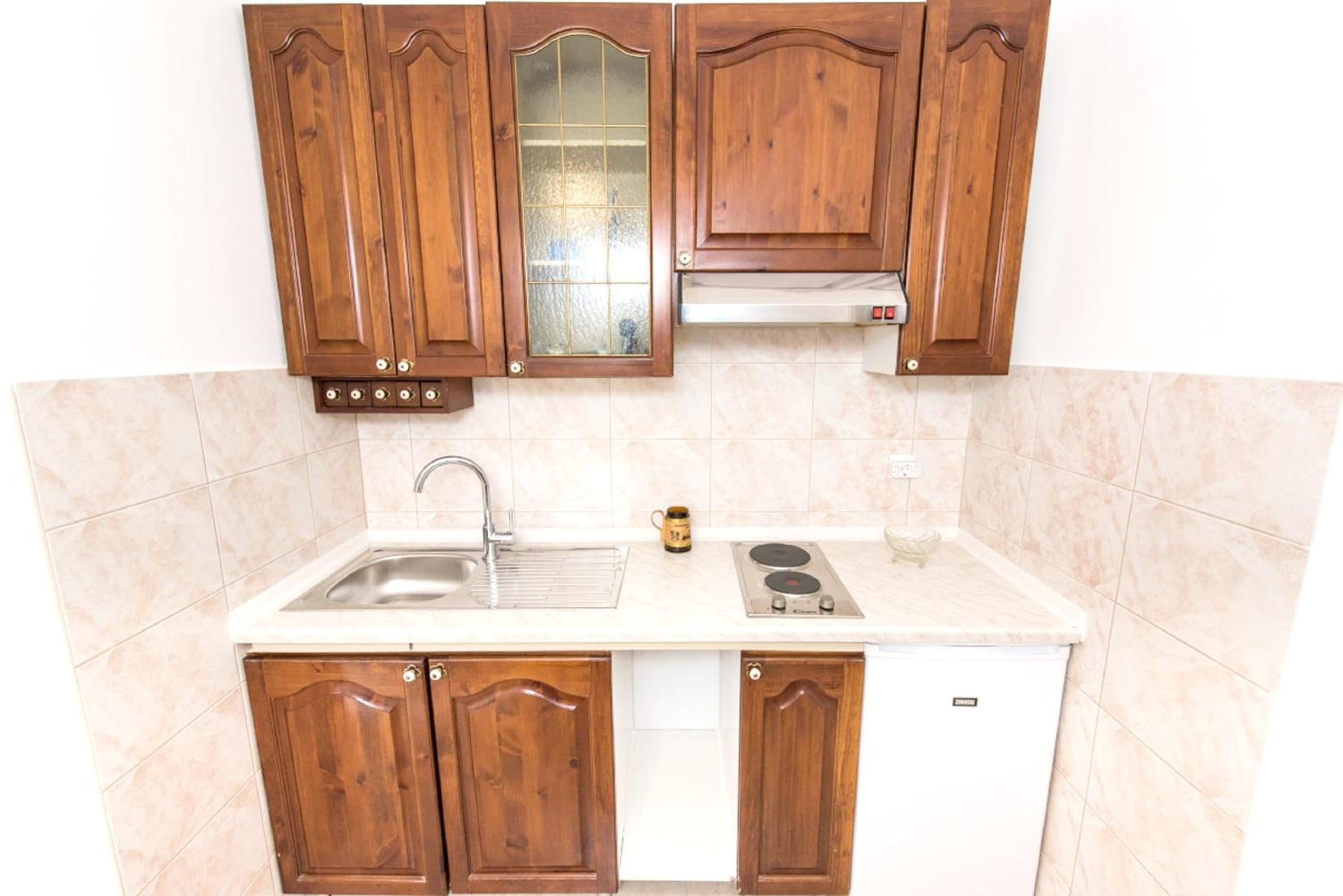One bedroom appartement at Kastel Stafilic 200 m away from the beach with shared pool enclosed garden and wifi