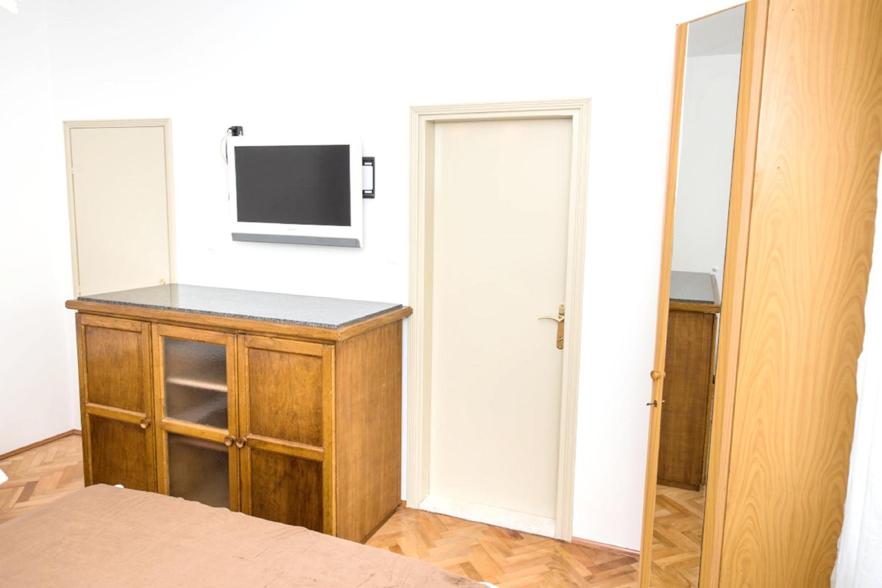 One bedroom appartement at Kastel Stafilic 200 m away from the beach with shared pool enclosed garden and wifi