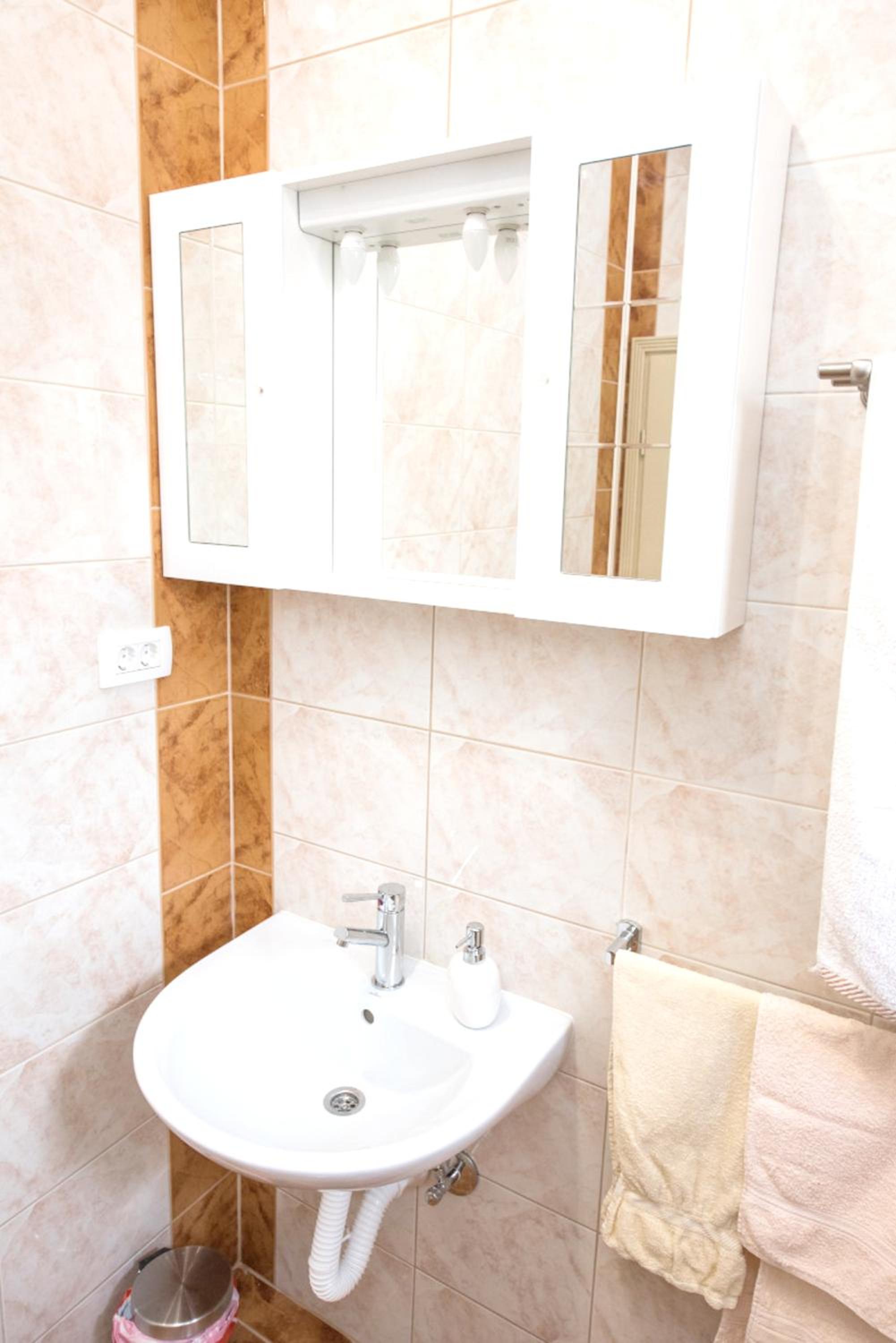 One bedroom appartement at Kastel Stafilic 200 m away from the beach with shared pool enclosed garden and wifi