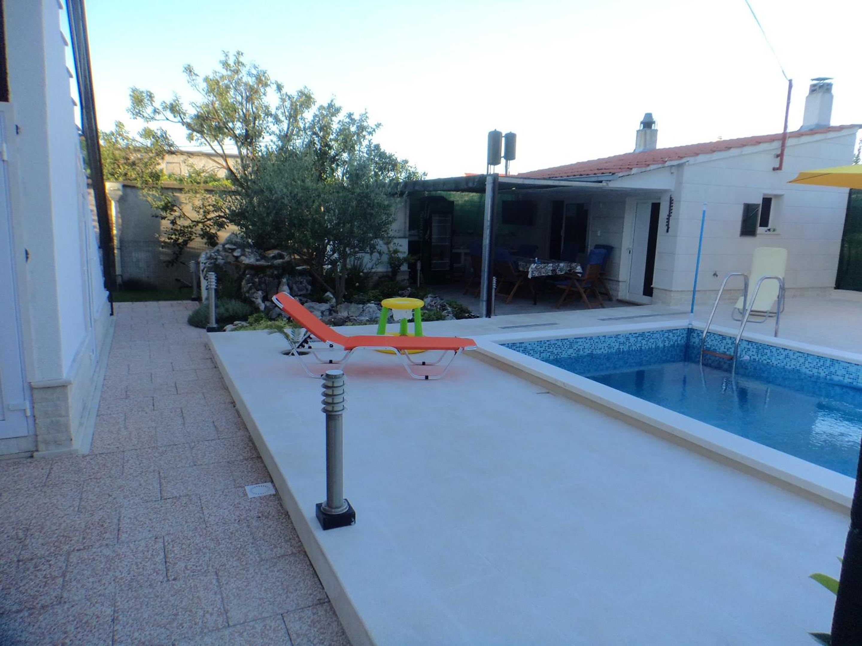 One bedroom appartement at Kastel Stafilic 200 m away from the beach with shared pool enclosed garden and wifi