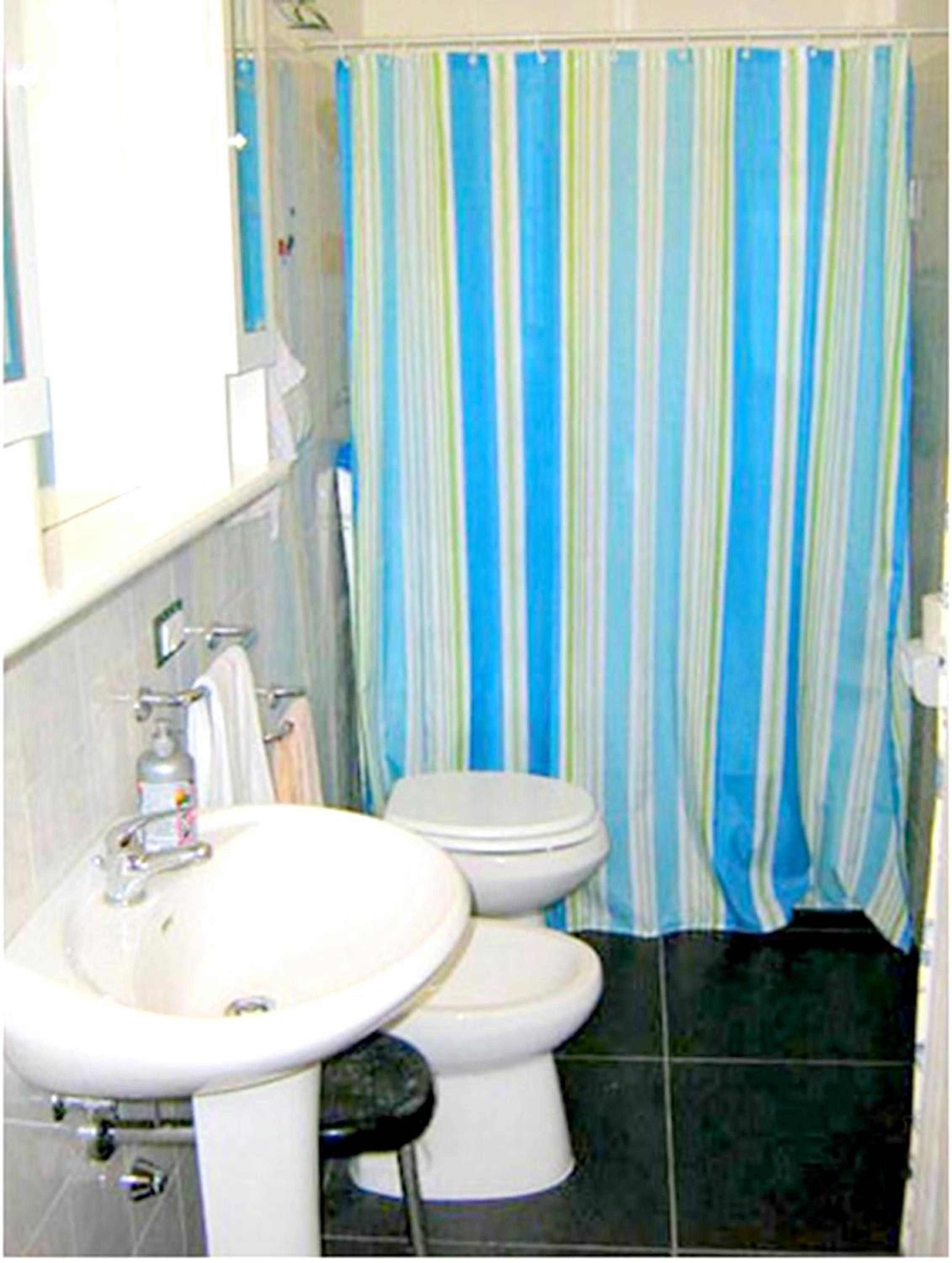 2 bedrooms house at Monopoli 100 m away from the beach with sea view enclosed garden and wifi