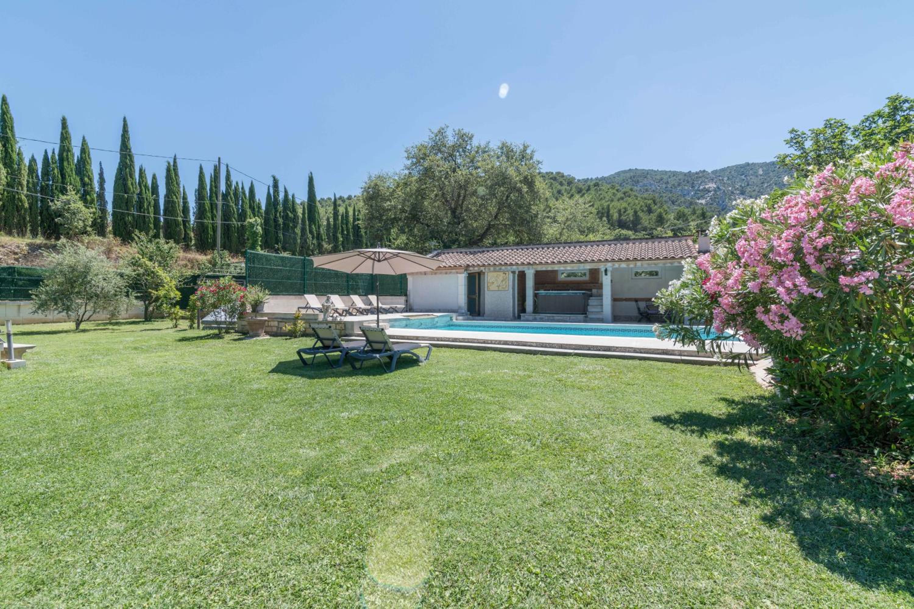 Villa de 3 chambres avec piscine privee jacuzzi et jardin amenage a Oppede view 4