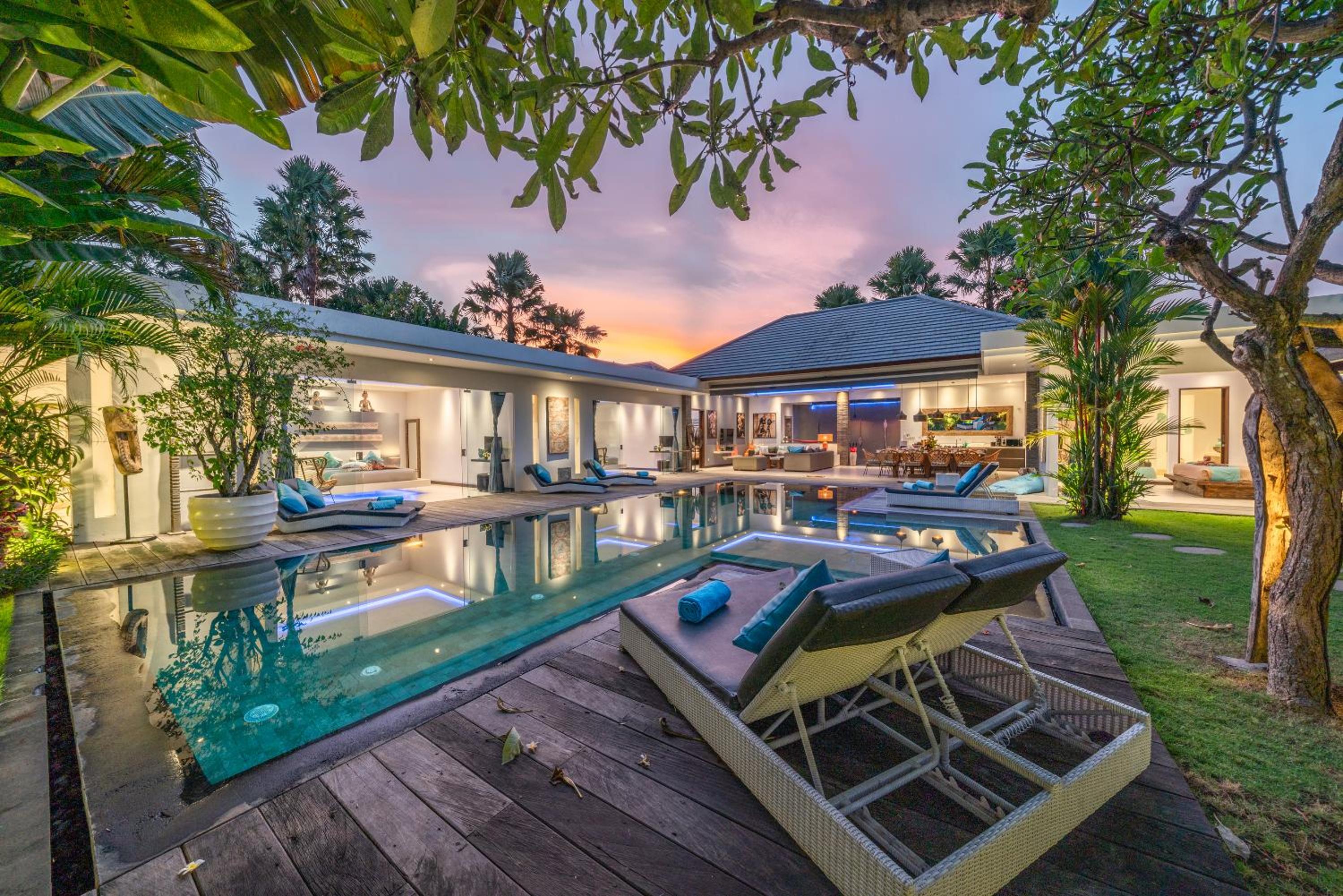 Villa Lilis - Amazing Contemporary 4 bdr villa in Seminyak
