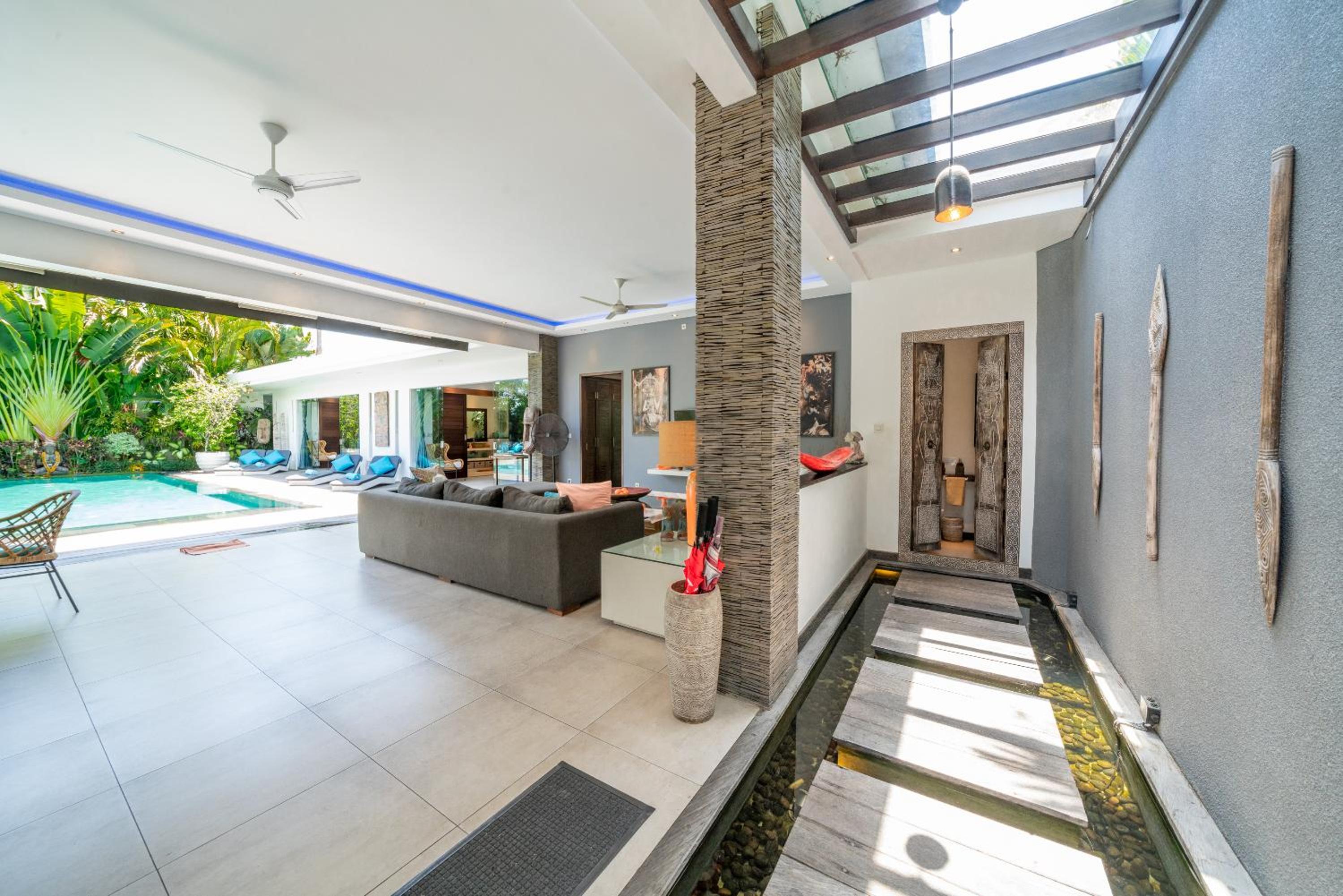 Villa Lilis - Amazing Contemporary 4 bdr villa in Seminyak