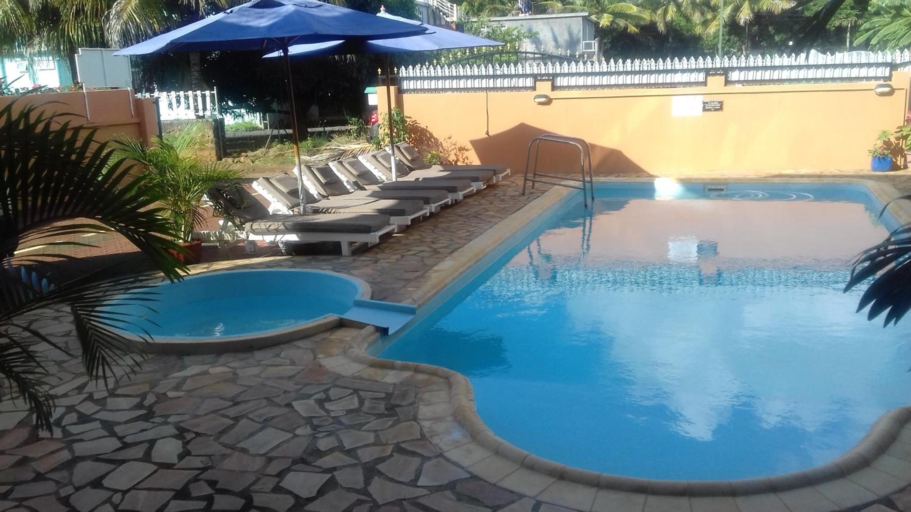 2 bedrooms appartement at Pointe aux piments 200 m away from the beach with shared pool balcony and wifi