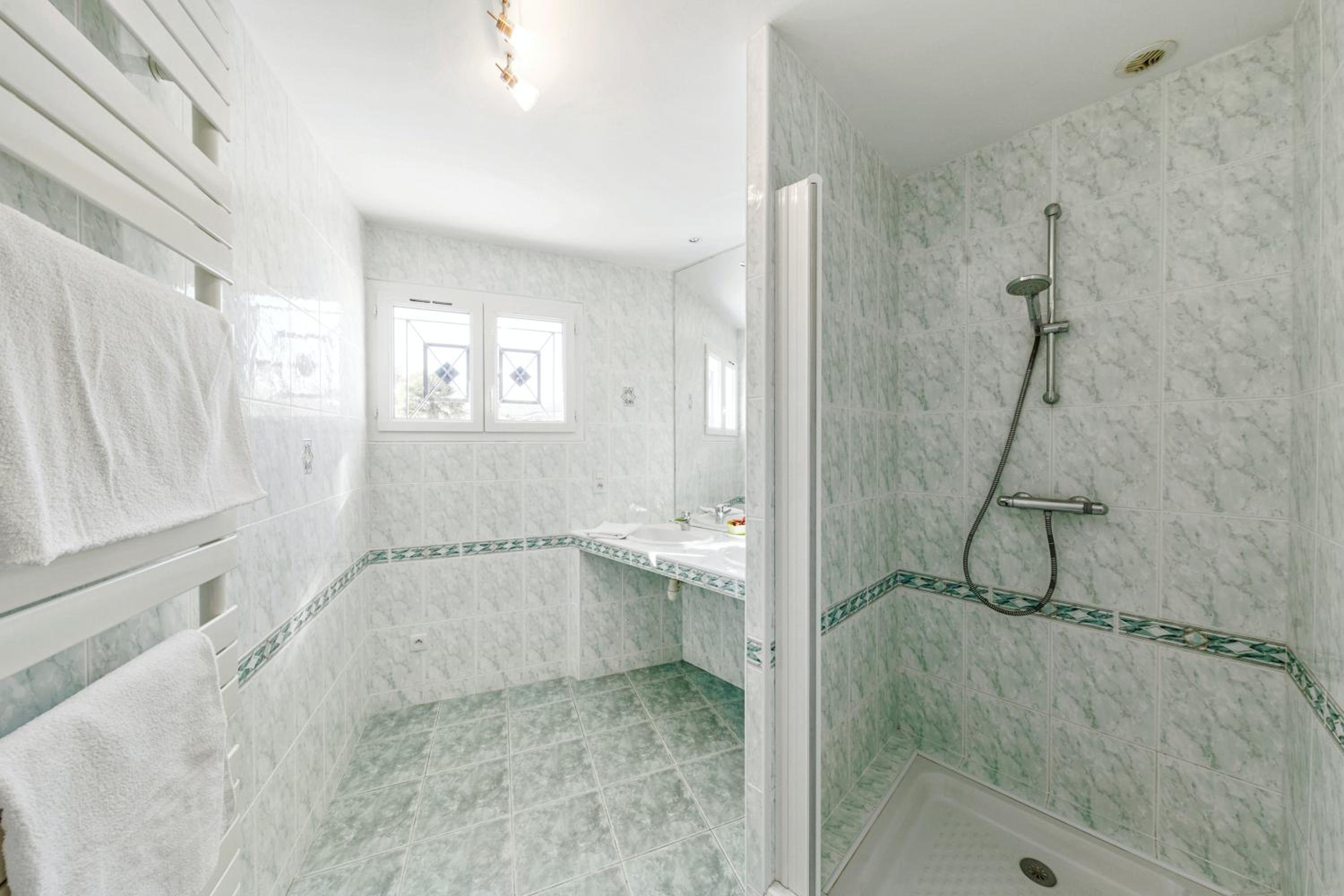 Villa de 6 chambres avec piscine privee jacuzzi et jardin clos a Saint Germain d'Esteuil view 2