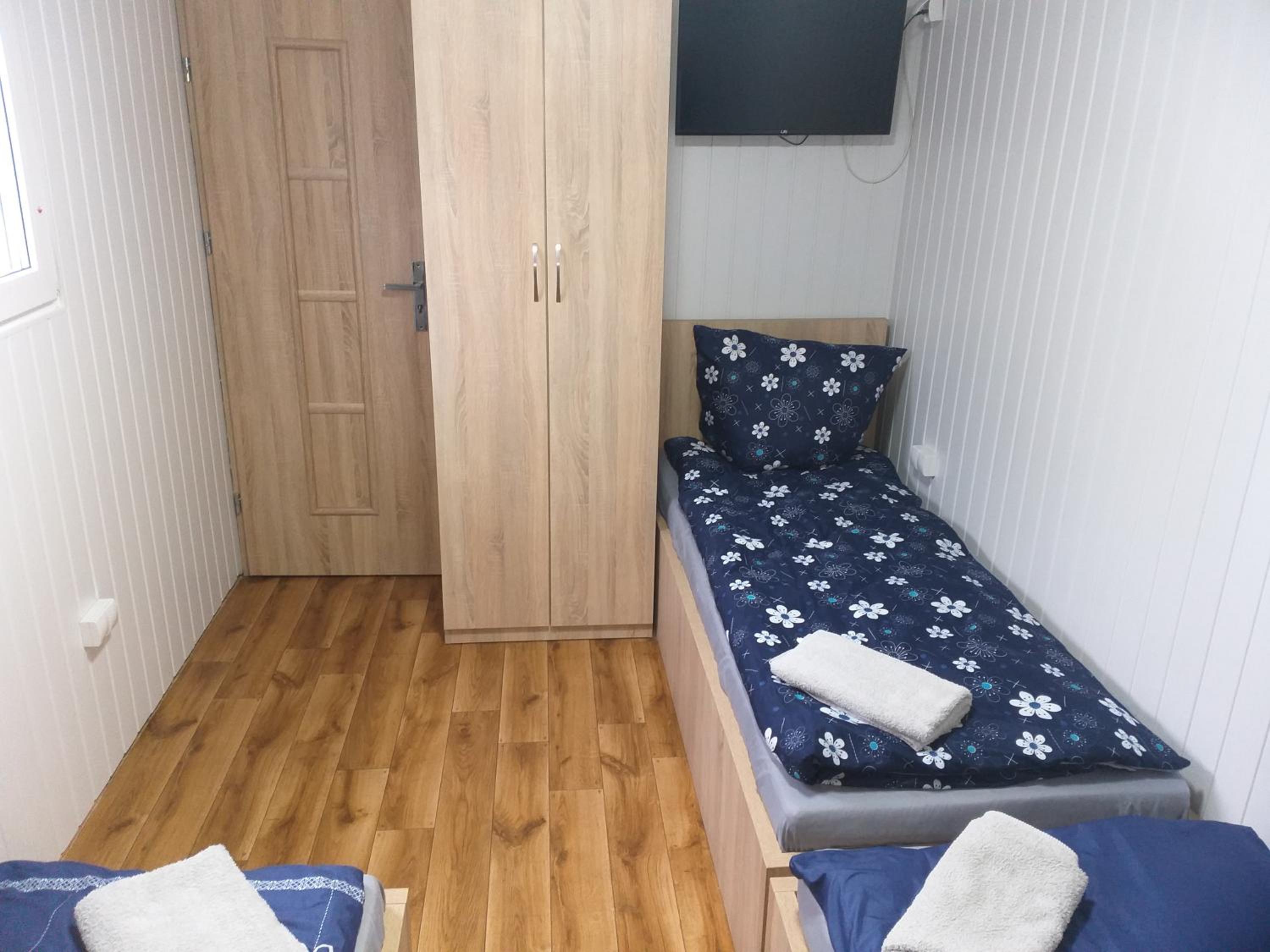 Domek - 2 Sypialnie, Kuchnia, Łazienka - 6 Osobowy N6 - FreezerHause Izdebno- NoclegiGrodziskPL 792-535-535