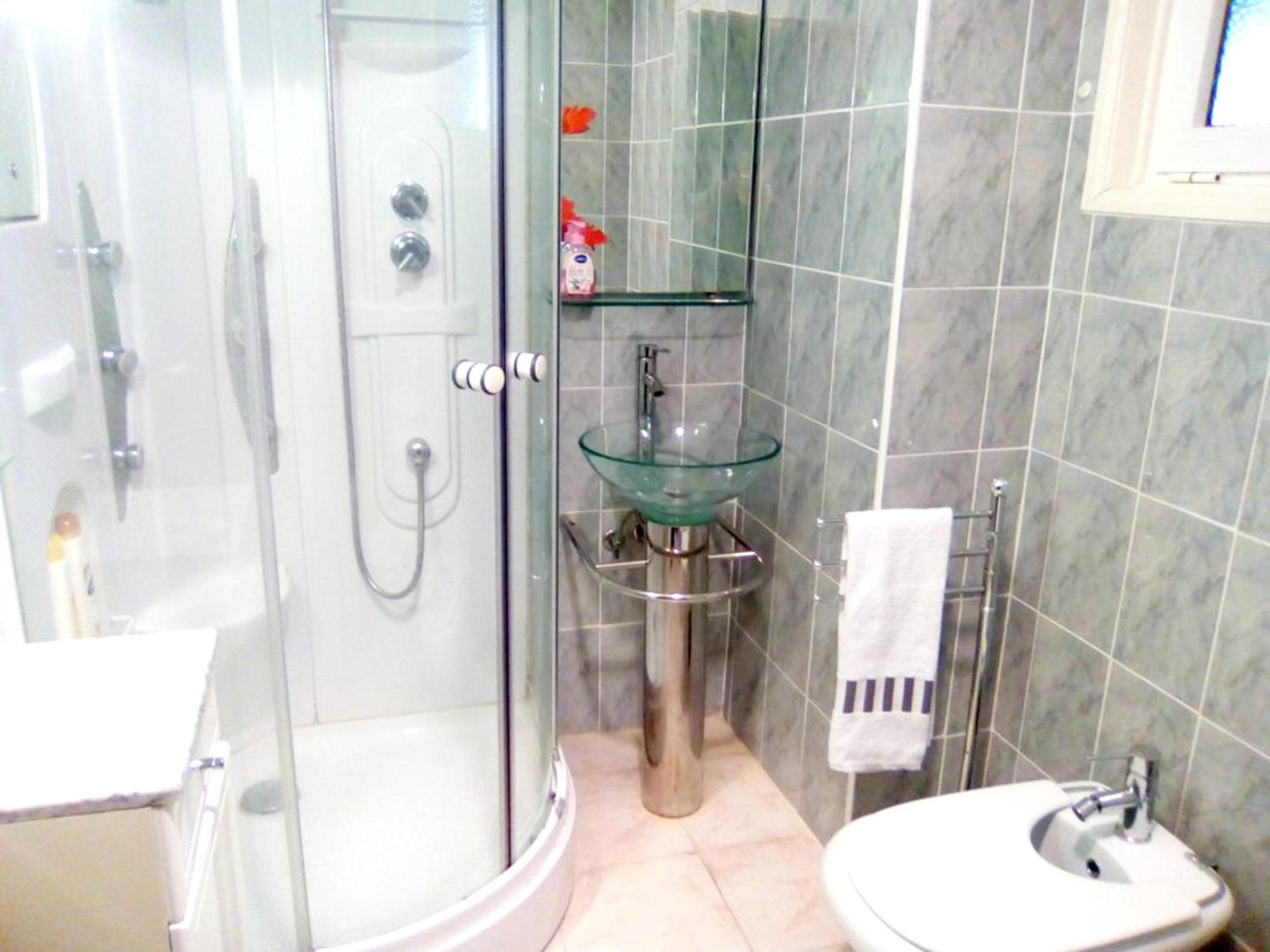 4 bedrooms house with shared pool furnished garden and wifi at Corroios 4 km away from the beach